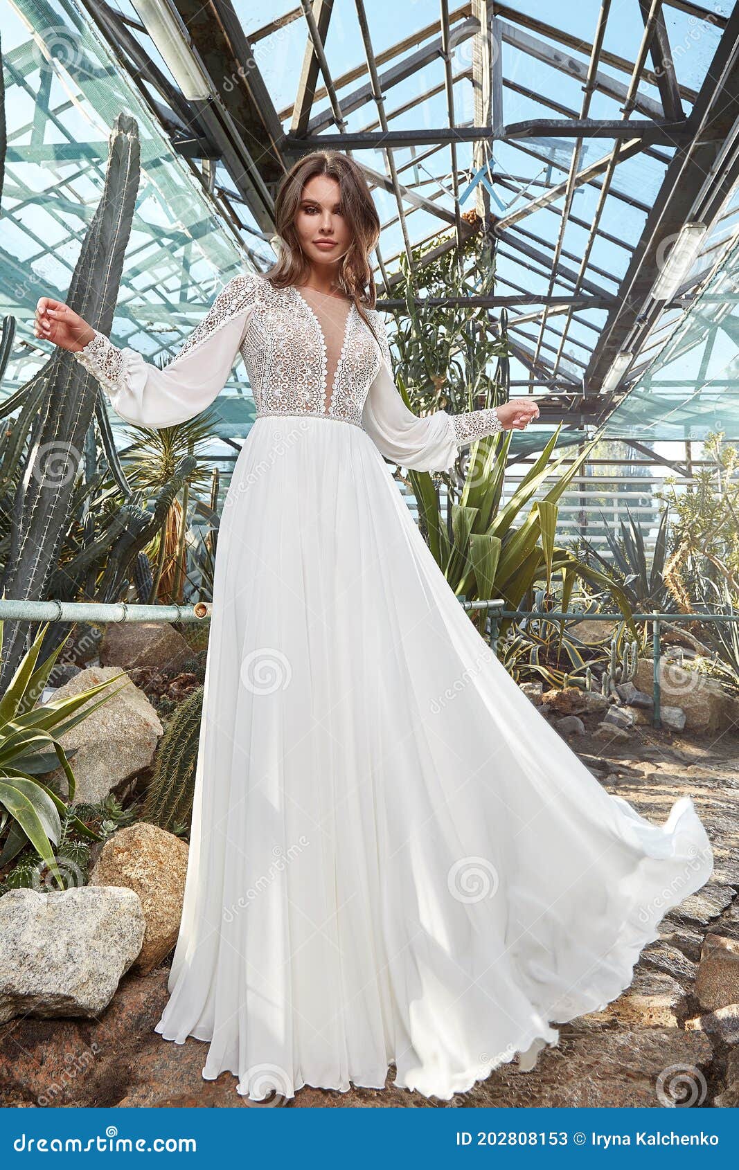 Hermosa Mujer Novia Con Vestido De Boda Blanco Largo Abrazo De Moda Celebración De Matrimonio Gran Día En El Jardín Verde Imagen de archivo - Imagen de alineada, flor: