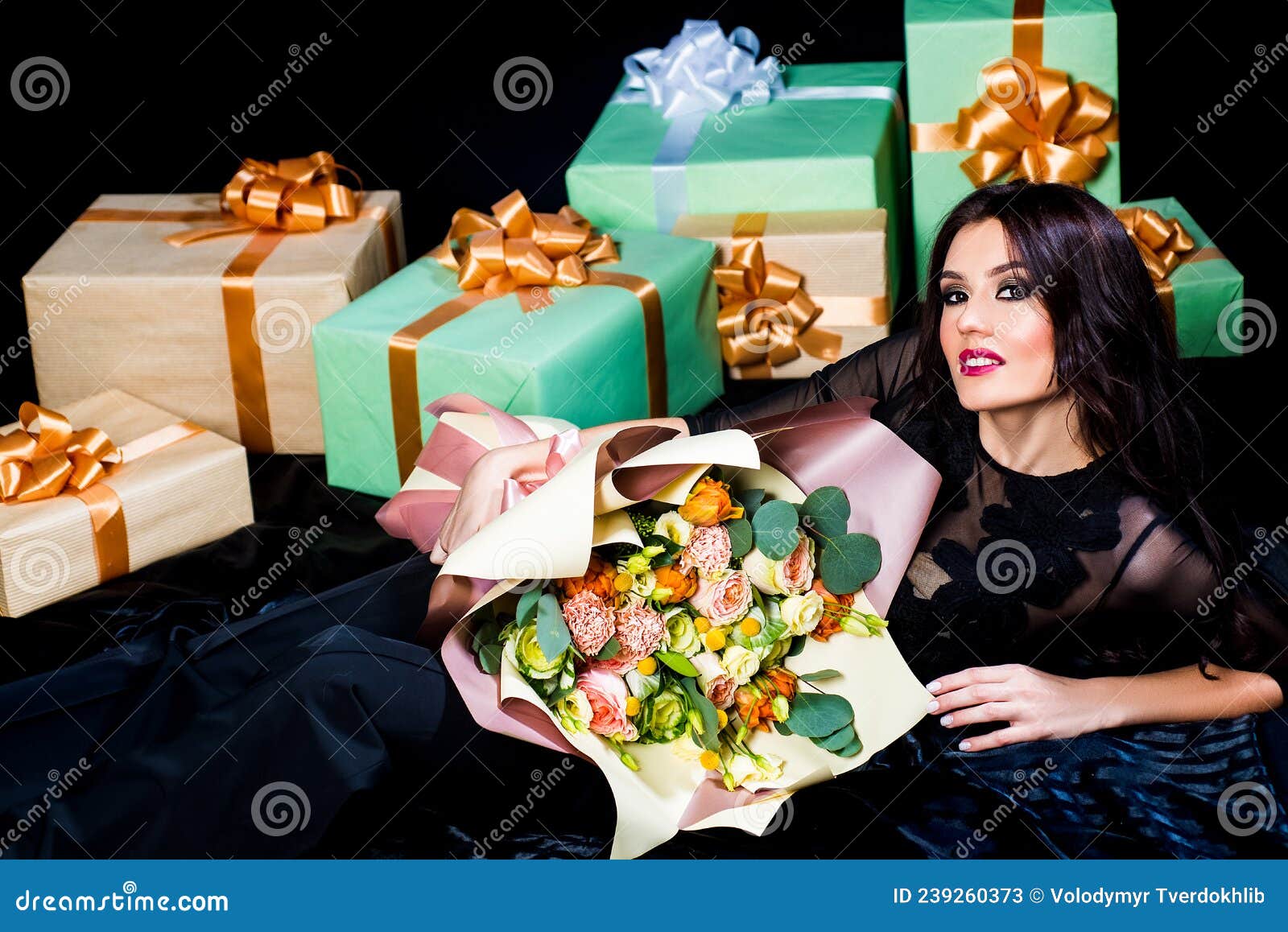 Hermosa Mujer Romántica De Fondo Negro Con Regalos Regalos Para El Día De  San Valentín Cumpleaños O Navidad. Regalo Para Mujeres Imagen de archivo -  Imagen de ramo, modelo: 239260373