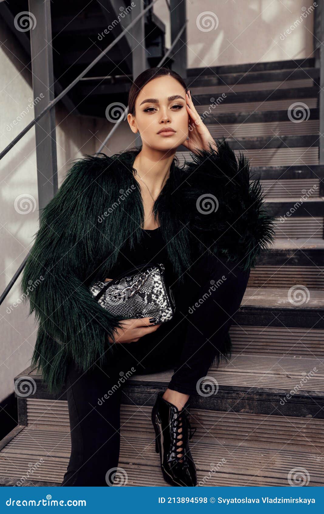 Hermosa Mujer Sexy Con Cabello Ropa Elegante Posando En Las Escaleras De Metal Foto de archivo - Imagen de mujer, sensual: 213894598