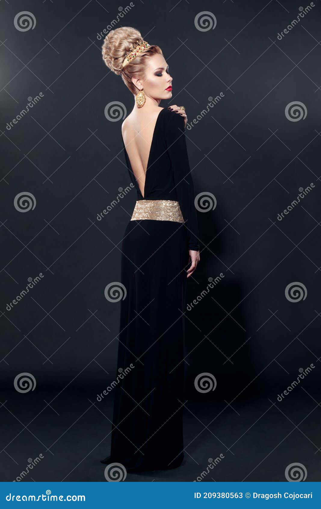 Hermosa Mujer Sexy Con Vestido Negro De Noche Con Espalda Abierta Sobre Fondo Negro. Imagen de archivo - Imagen de encanto, fondo: 209380563 Hermosa Mujer Sexy Con Vestido Negro De Noche Con Espalda Abierta Sobre Fondo Negro. Imagen de archivo - Imagen de encanto, fondo: 209380563