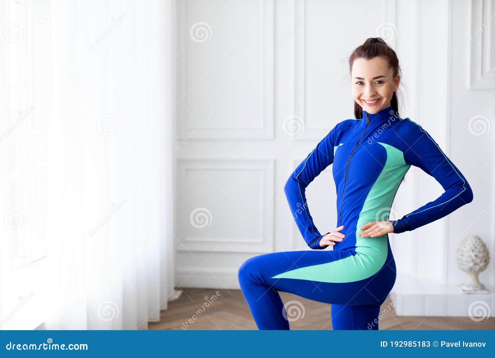 Hermosa Mujer Sonriente En Ropa Deportiva Haciendo Ejercicios En El  Interior Imagen de archivo - Imagen de ejercitar, persona: 192985183