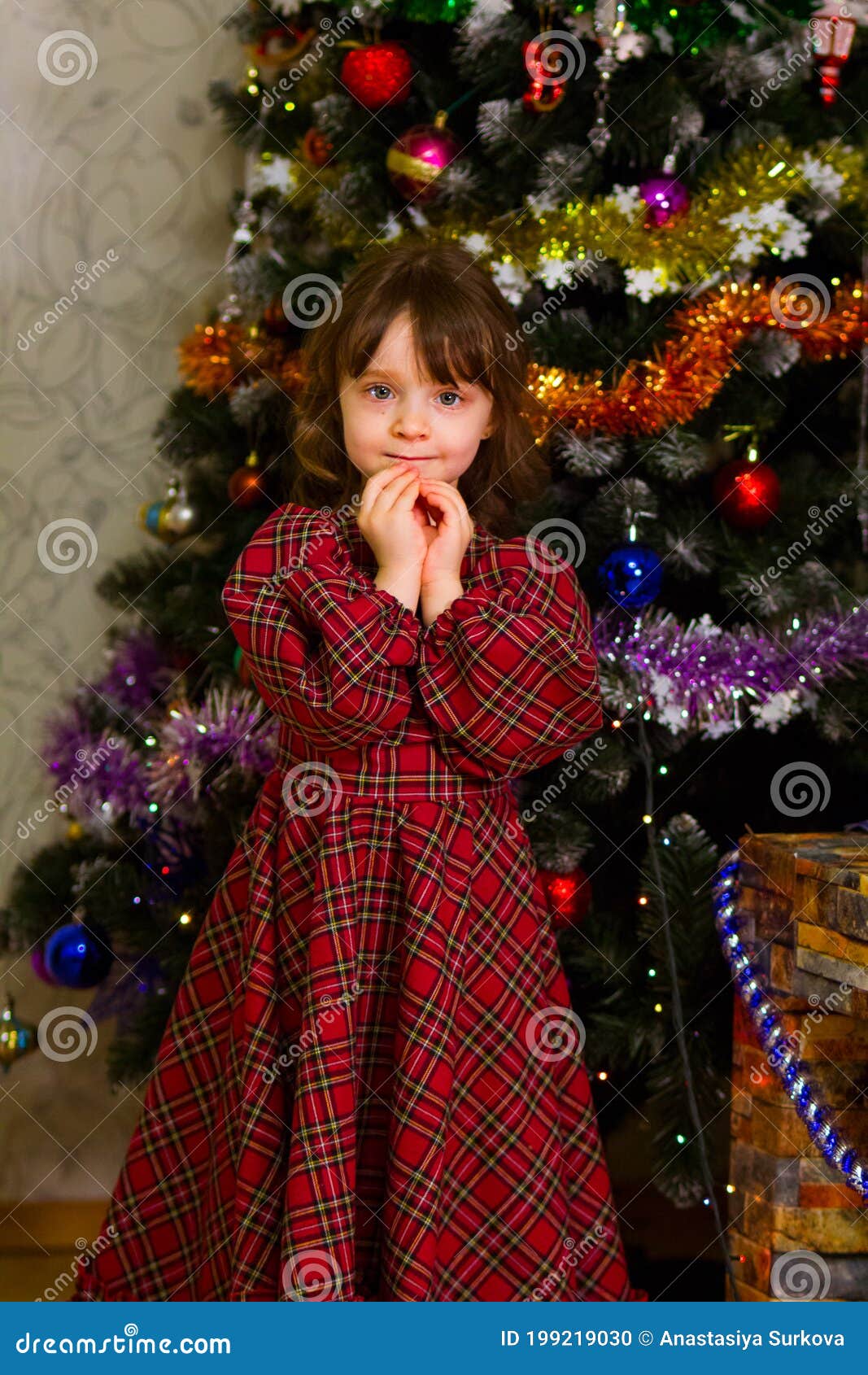 Hermosa Con Vestido Rojo Festivo Cerca Del árbol De Navidad Sonríe Tímidamente Foto de archivo - Imagen de garganta, fashionable: 199219030