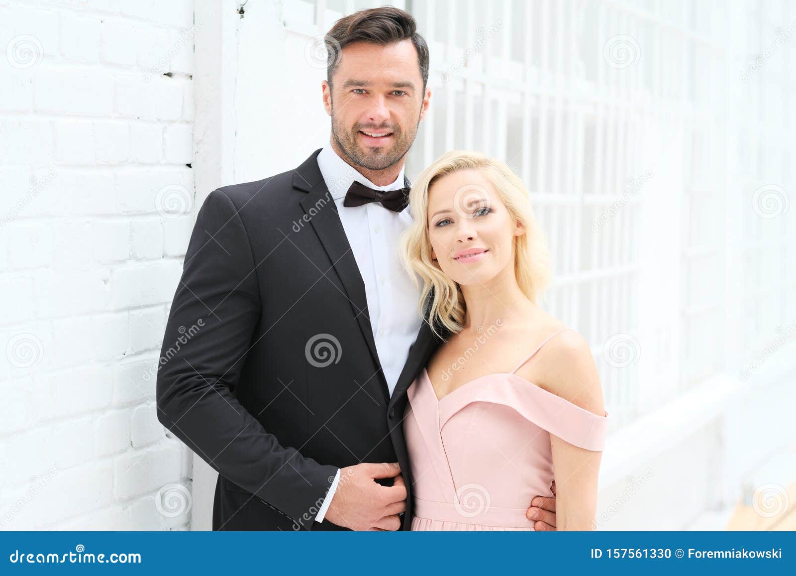 Hermosa Pareja Con Ropa Elegante EstÃ¡ Lista Para La Fiesta Foto de archivo  - Imagen de modelo, exterior: 157561330