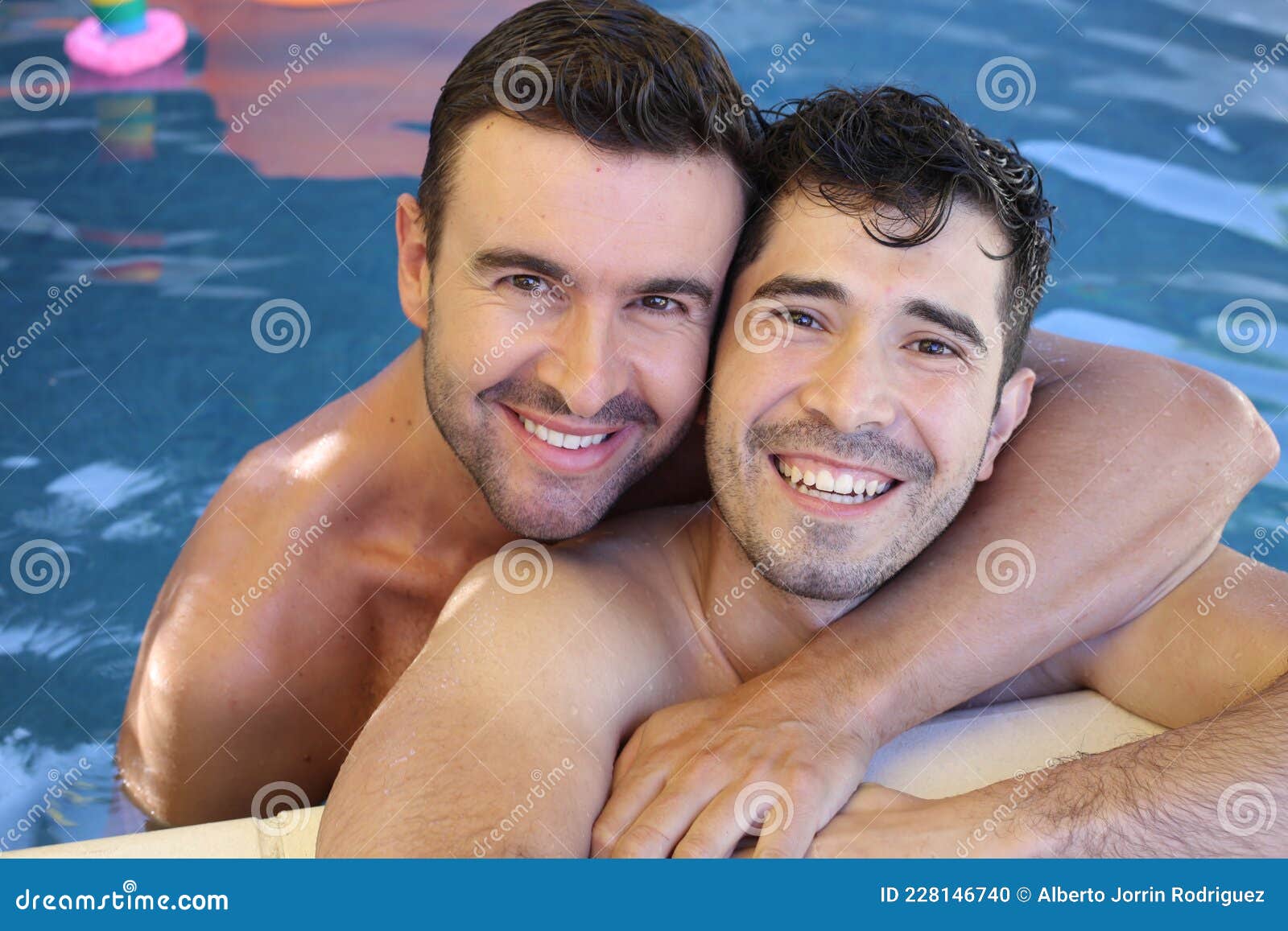 Hermosa Pareja Gay Interracial En Piscina Foto de archivo - Imagen de  sensual, igualdad: 228146740