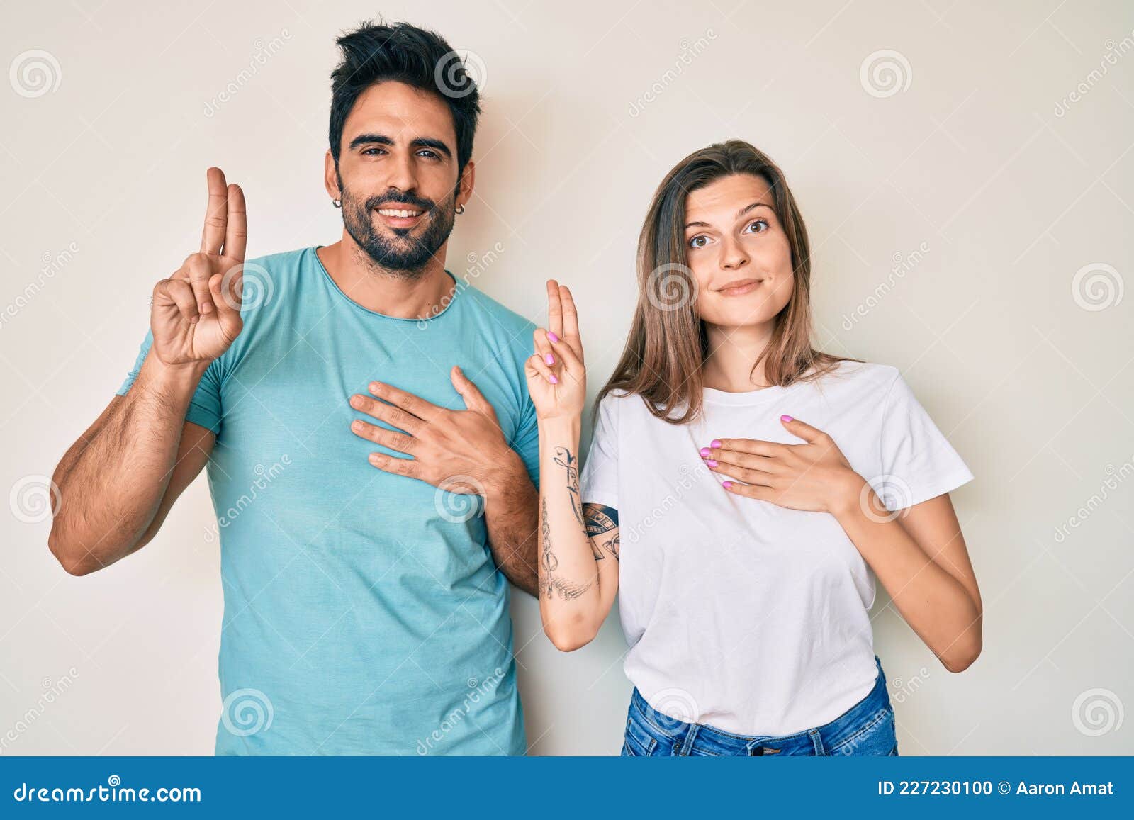 Hermosa Pareja Joven De Novio Y Novia Juntos Sonriendo Jurando Con La Mano En El Pecho Y Los Dedos Haciendo Una Lealtad Foto de archivo - Imagen de gesto, honradez: 227230100 Hermosa Pareja Joven De Novio Y Novia Juntos Sonriendo Jurando Con La Mano En El Pecho Y Los Dedos Haciendo Una Lealtad Foto de archivo - Imagen de gesto, honradez: 227230100
