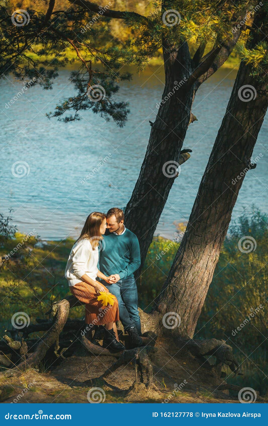 Hermosa Pareja Romántica Sentada Bajo Un árbol En La Orilla Del Río Y Besándose En El Día De Otoño Foto de archivo - Imagen de agua, felicidad: 162127778 Hermosa Pareja Romántica Sentada Bajo Un árbol En La Orilla Del Río Y Besándose En El Día De Otoño Foto de archivo - Imagen de agua, felicidad: 162127778