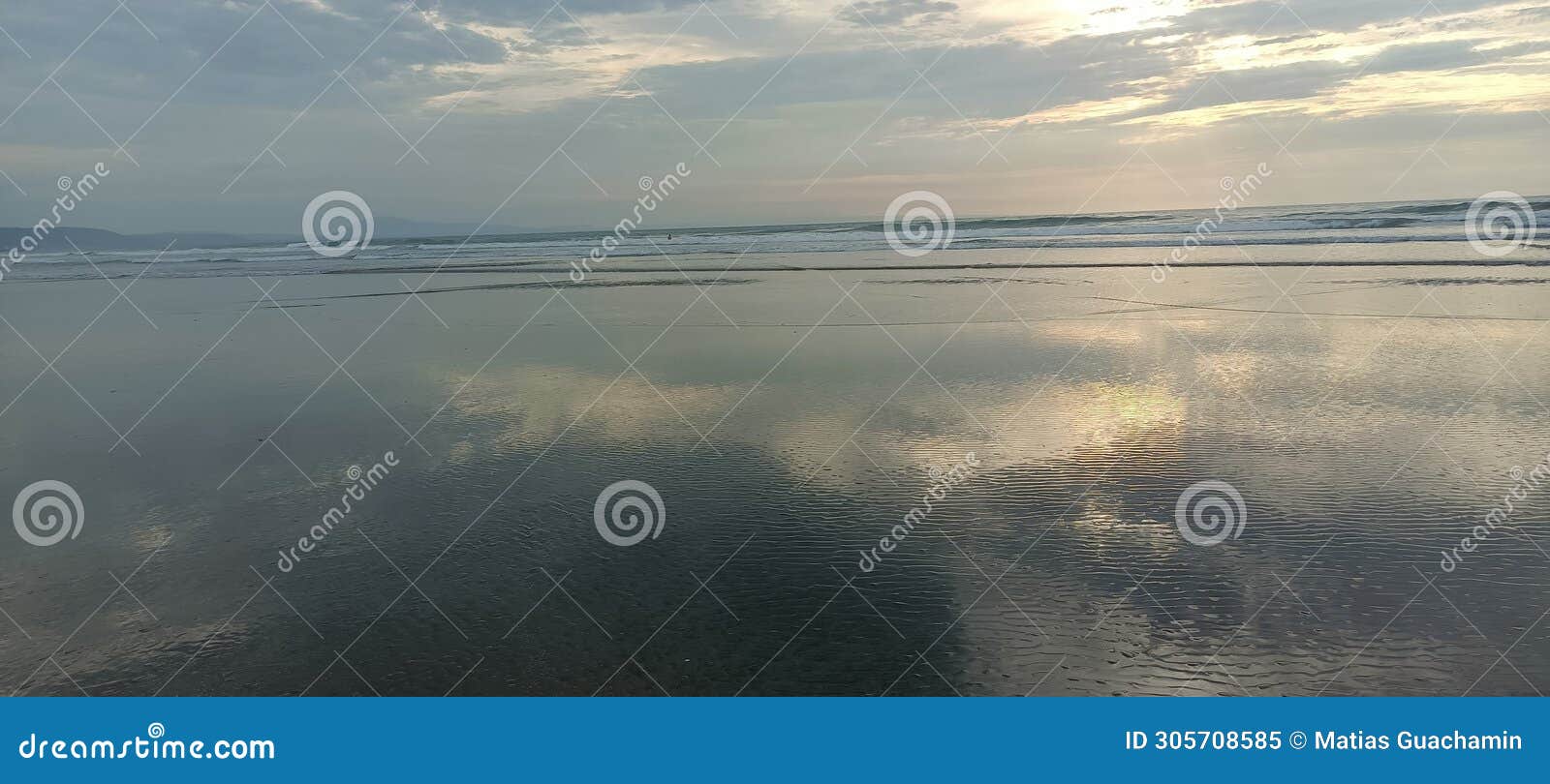 hermosa playa reflejando el cielo