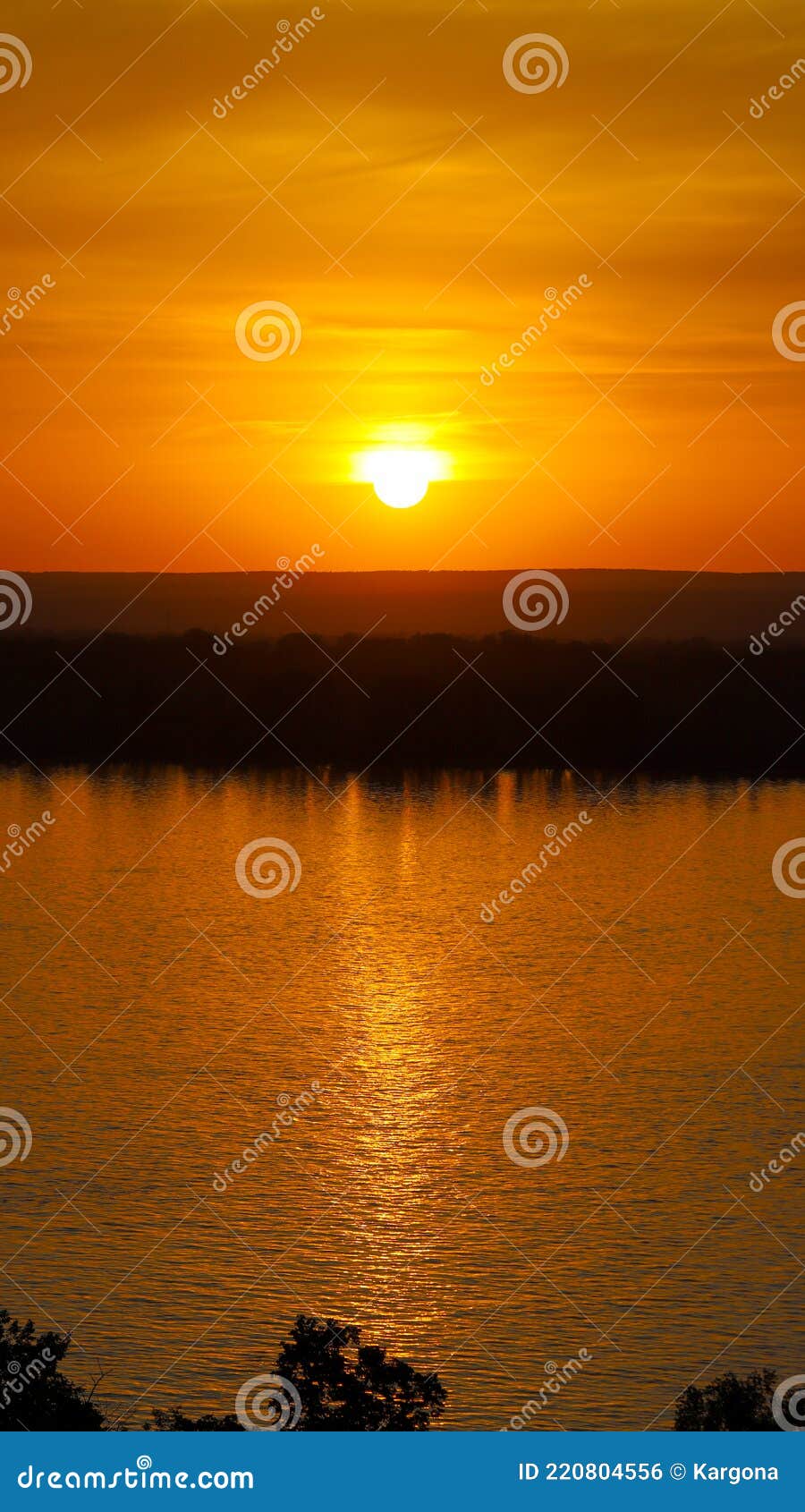 Hermosa Puesta De Sol Sobre El Río Como Fondo. Imagen Vertical Para Usar  Para Historias Móviles Como Fondos De Pantalla De Smartph Foto de archivo -  Imagen de belleza, noche: 220804556