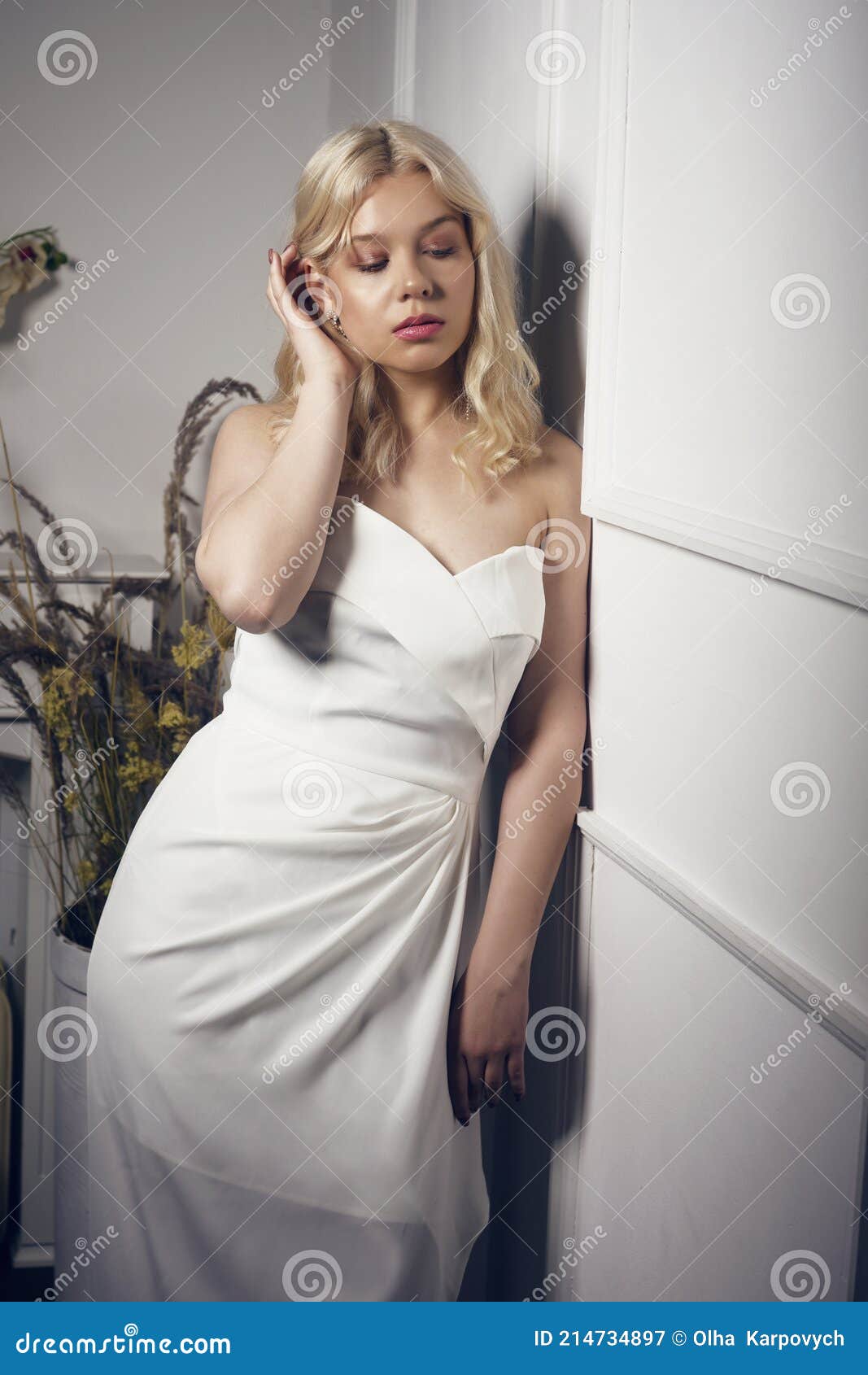Rubia En La Pelota Con Un Vestido Blanco. Novia En Un Vestido De Novia. Retrato De Una Chica Con Delicado Maquillaje Peina Imagen de archivo - Imagen de maquillaje, 214734897