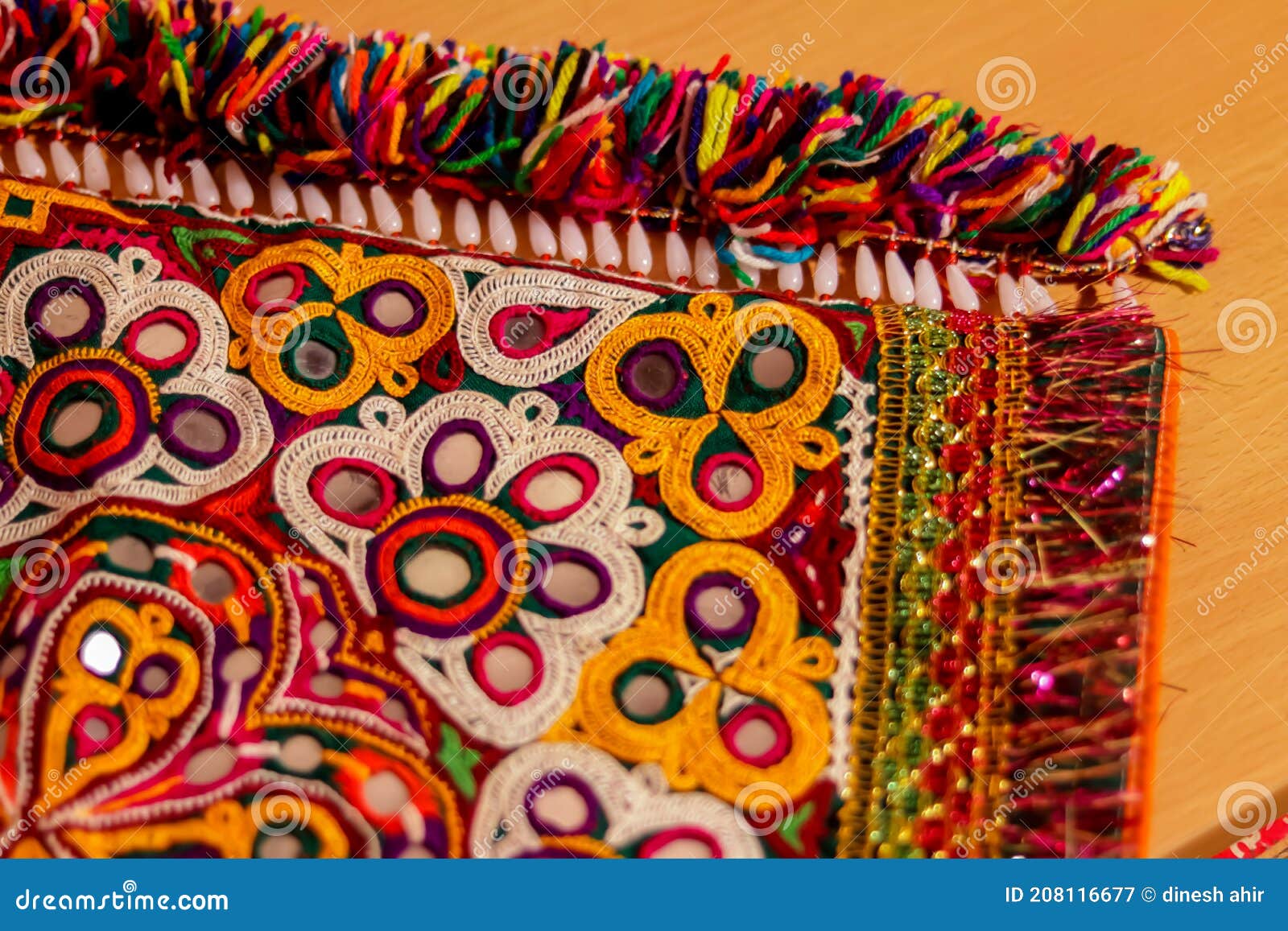 Hermosa Vista De Coloridos étnicos Con Espejos Conchas En El Mercado En Rajasthan India Bordado étnico Multicolor Imagen de - Imagen de ropas, primer: 208116677