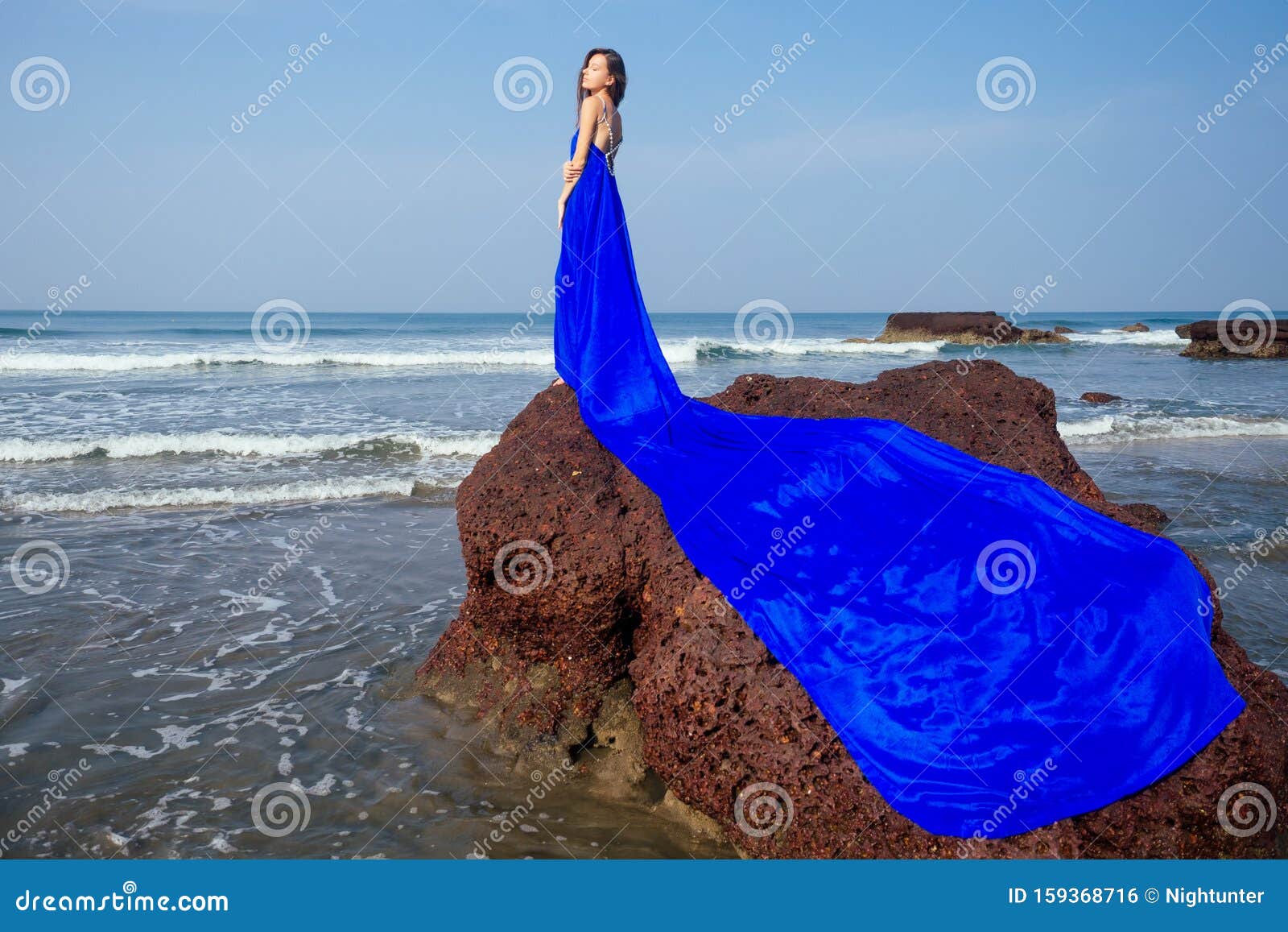Hermosa Y Joven Morena Posando En Un Largo Vestido Azul Chameleon Color Tren Perfume Chic a Orillas Del Mar Foto de archivo - Imagen de atractivo, océano: 159368716 Hermosa Y Joven Morena Posando En Un Largo Vestido Azul Chameleon Color Tren Perfume Chic a Orillas Del Mar Foto de archivo - Imagen de atractivo, océano: 159368716