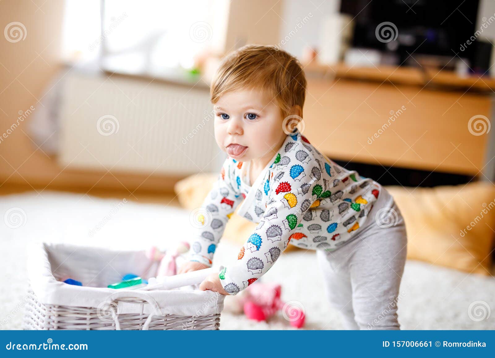 Hermosa Y Linda Niña Pequeña Jugando Con Juguetes Educativos En Casa O En La GuarderÃa. Aprendizaje Infantil Saludable Y Saluda Imagen de archivo - Imagen de guardería, linda: 157006661