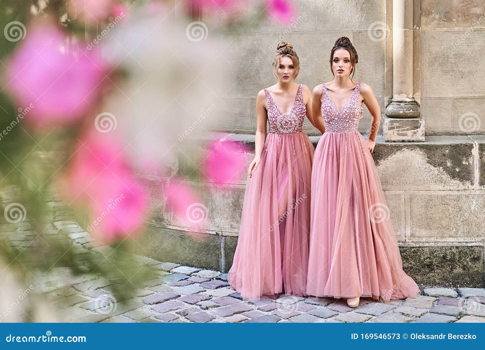 Hermosas Damas De Honor En Un Elegante Y Elegante Y Elegante Vestido Color Rosa Violeta Rosa, Largo Ancho, Con Traje De J Imagen de archivo - Imagen de feliz, elegancia:
