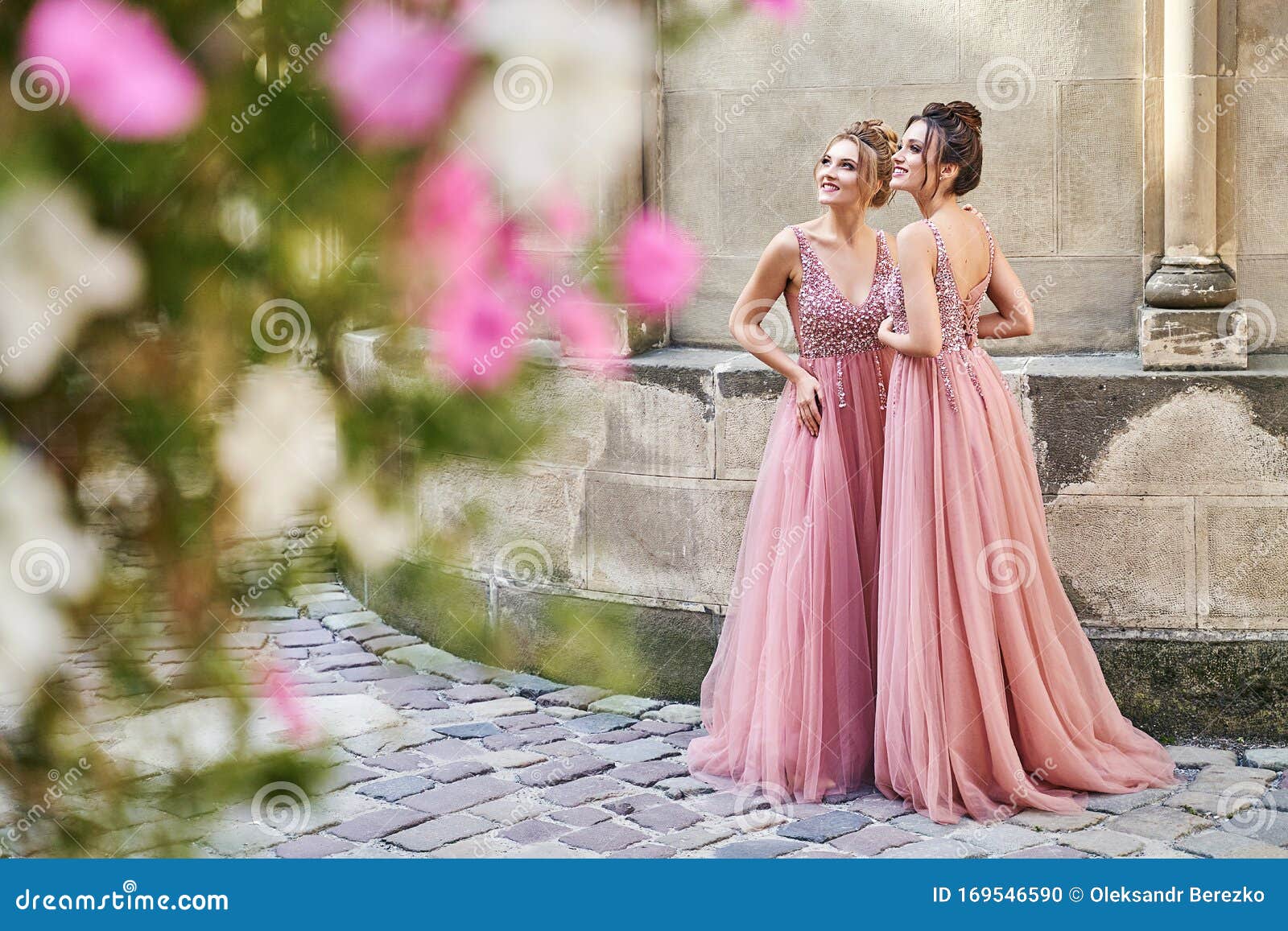 Hermosas Damas De Honor En Un Elegante Y Elegante Y Elegante Vestido Color Rosa Violeta Color Rosa, Largo Y Ancho, Con Traje De J Foto de archivo - Imagen de amor: