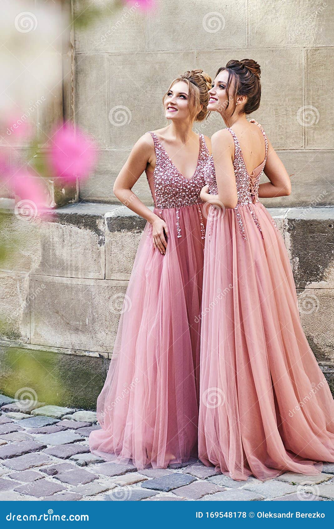 Hermosas Damas De Honor En Un Elegante Y Elegante Y Elegante Vestido Color  Rosa Violeta Color Rosa, Largo Y Ancho, Con Traje De J Foto de archivo -  Imagen de nupcial, exterior: