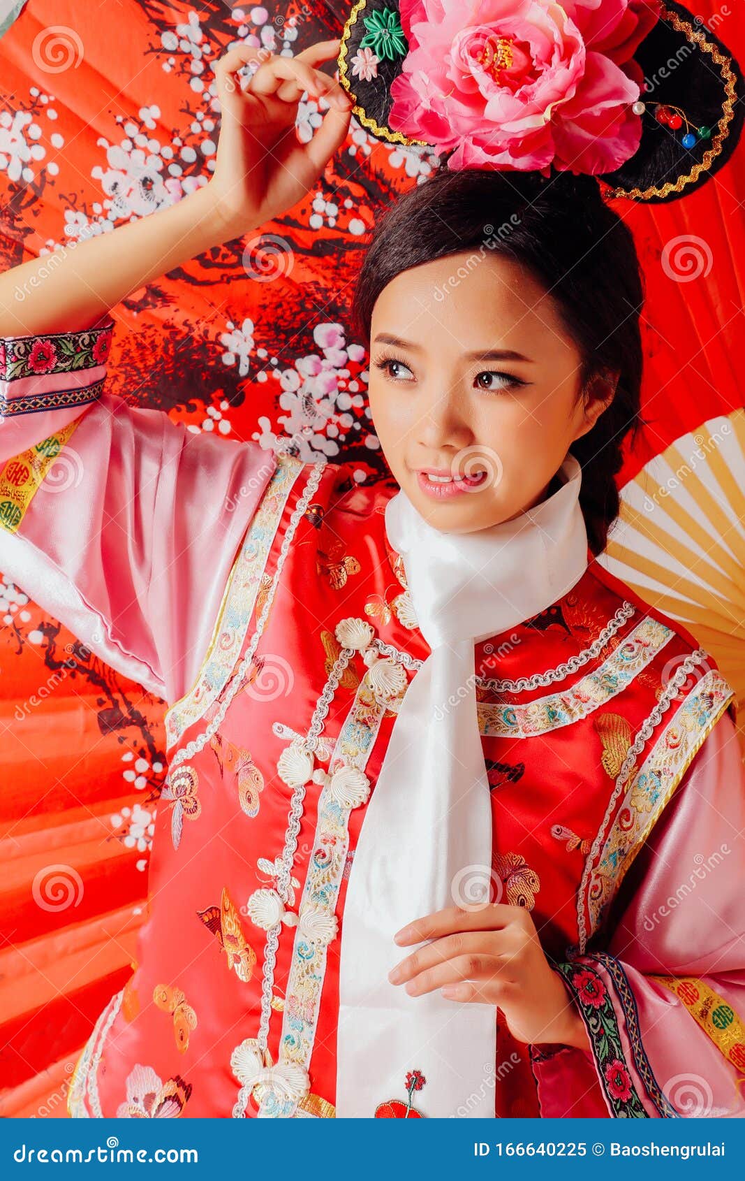 Hermosas Mujeres Asiáticas Usan Ropa China De La Dinastía Qing Imagen de  archivo - Imagen de encantador, palacios: 166640225