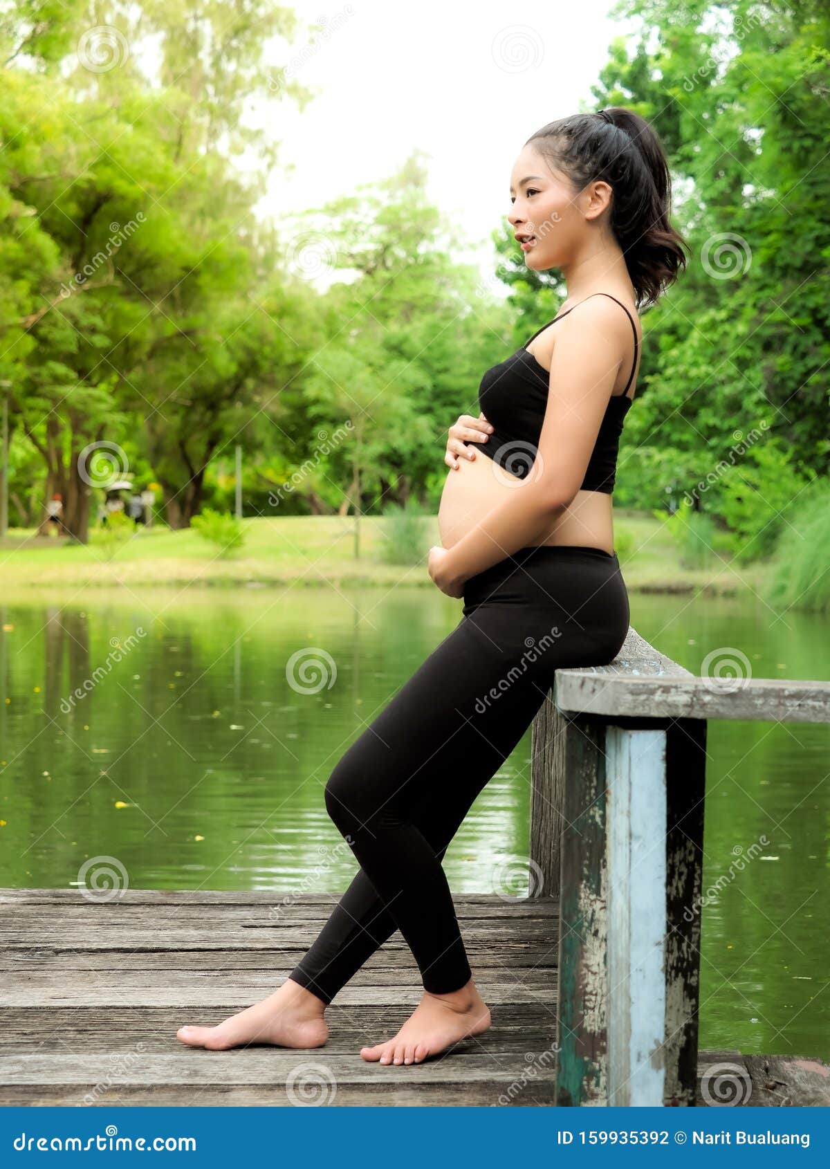 Hermosas Mujeres Embarazadas Sentadas En El Parque Y Relajarse Con