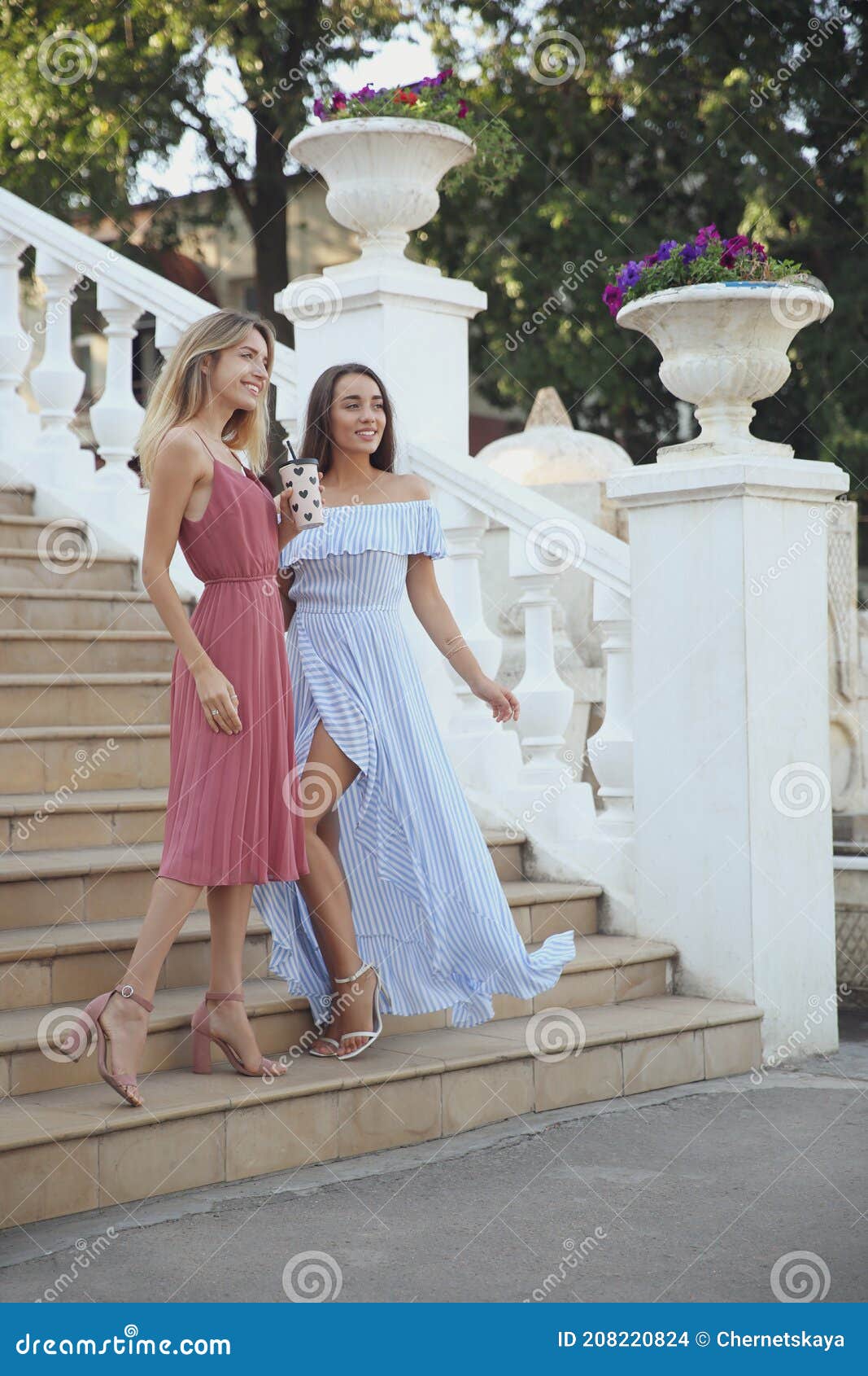 Hermosas Mujeres Jóvenes Con Vestidos Elegantes En Las Escaleras Al Aire Libre Foto de archivo - Imagen de fondo, escaleras: 208220824 Hermosas Mujeres Jóvenes Con Vestidos Elegantes En Las Escaleras Al Aire Libre Foto de archivo - Imagen de fondo, escaleras: 208220824