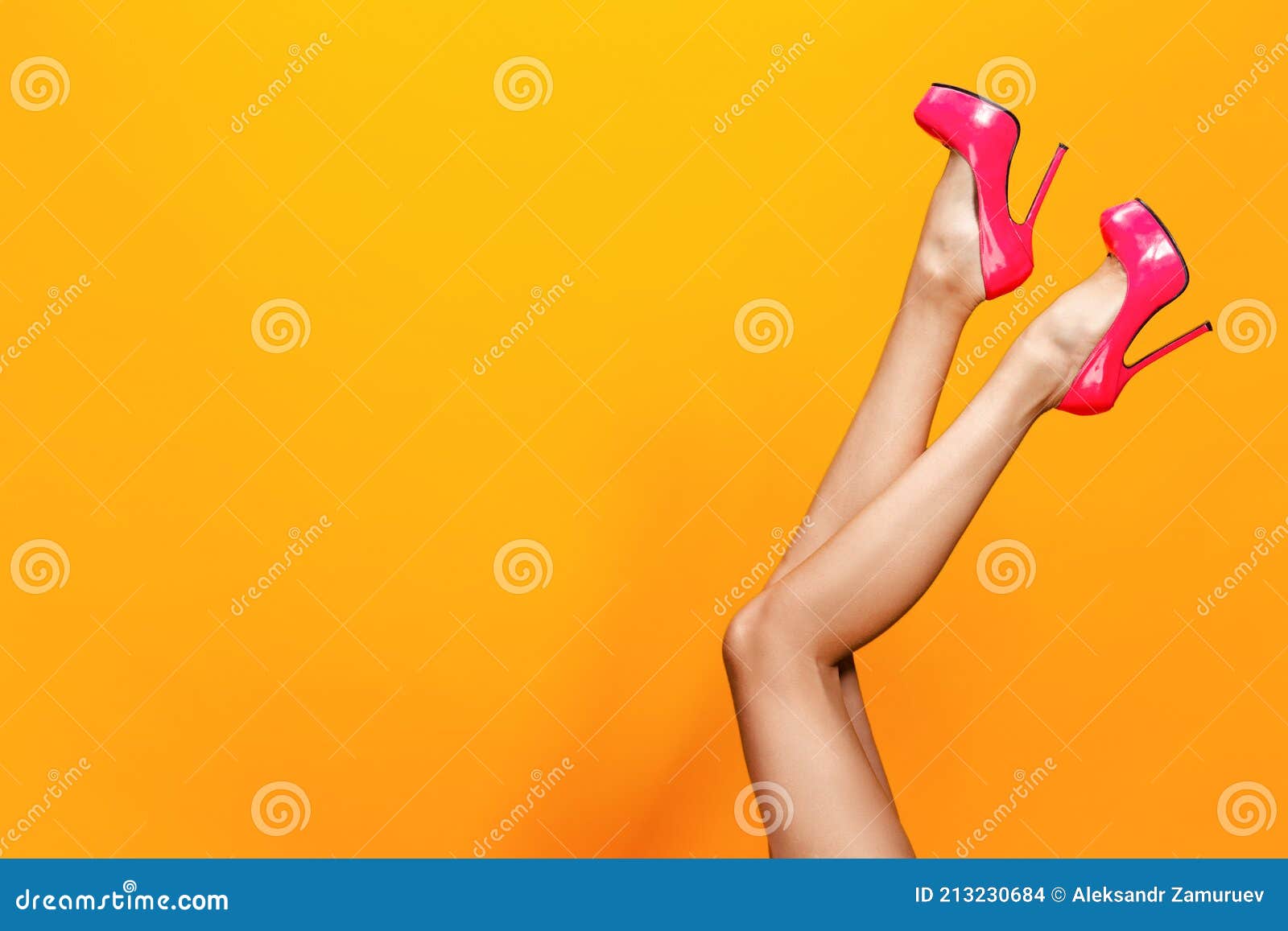 Hermosas Piernas Femeninas Sexy Con Tacones Altos Rosa Sobre Fondo Amarillo Foto De Archivo