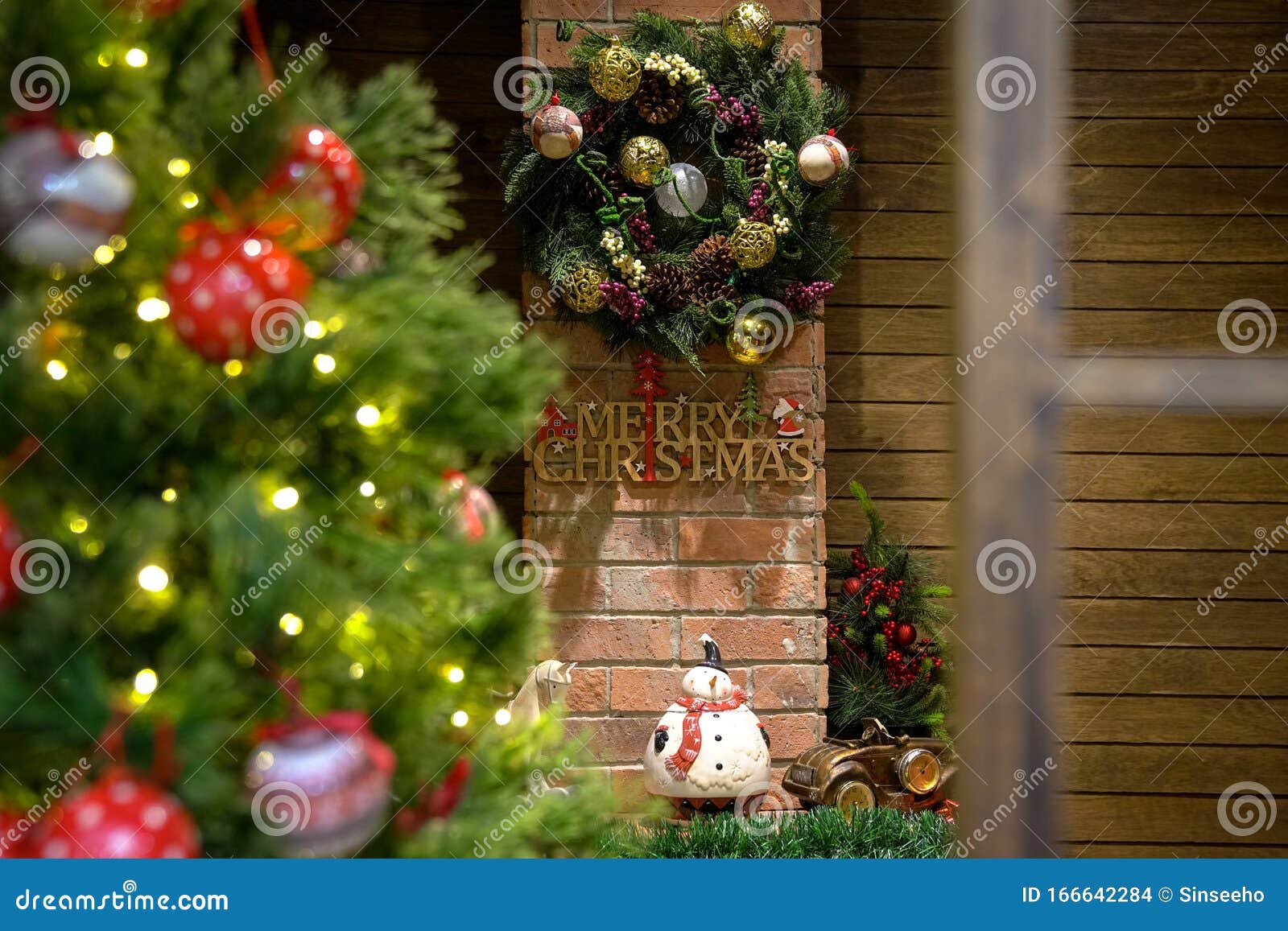 Hermoso árbol De Navidad Con Bolas Colgantes Y Adornos Dentro De Una Casa  Rústica Foto de archivo - Imagen de interior, baudias: 166642284