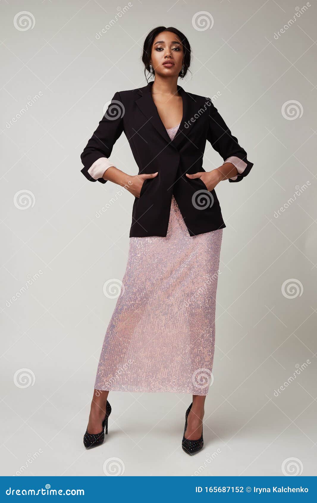 Hermoso Cabello Sexy Joven Mujer Brunette Con Maquillaje Nocturno Usando Un Vestido Largo Rosado Brillo Brillante Saco Negro Alto Foto de archivo - Imagen de fondo, rosa: 165687152 Hermoso Cabello Sexy Joven Mujer Brunette Con Maquillaje Nocturno Usando Un Vestido Largo Rosado Brillo Brillante Saco Negro Alto Foto de archivo - Imagen de fondo, rosa: 165687152