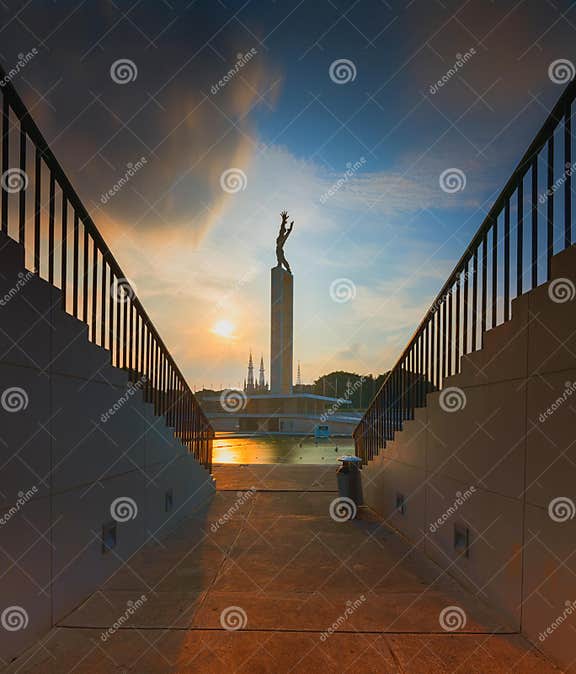 Hermoso Cielo Azul Cuando Se Pone El Sol En Tugu Lapangan Banteng