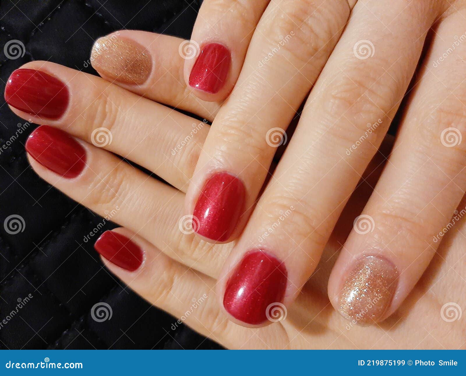Manos Femeninas Con Diseños De Uñas Rojo Oro Y Manicura Blanca Del Esmalte  De Uñas Manos De Mujer En Fondo Rojo De Tela Foto de archivo  Imagen de  brillante pastel 201634610
