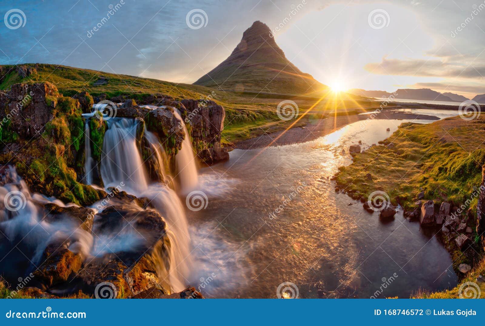 Hermoso paisaje con amanecer en la cascada de Kirkjufellsfoss y la montaña de Kirkjufall, Islandia, Europa