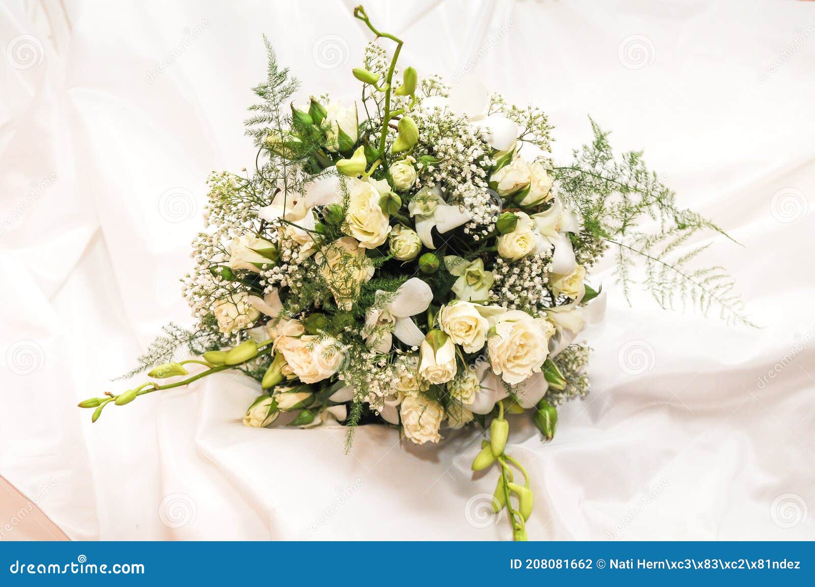 Hermoso Ramo De Boda Con Flores Blancas. Foto de archivo - Imagen de travieso, ramo: 208081662 Hermoso Ramo De Boda Con Flores Blancas. Foto de archivo - Imagen de travieso, ramo: 208081662