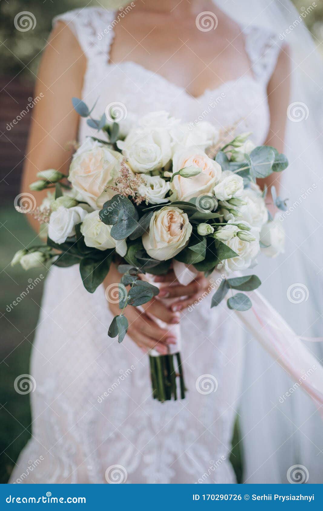 Hermoso Ramo De Bodas Con Flores Rojas, Rosas Y Blancas, Rosas Y Eucalipto,  Peonías, Lirios De Calla Foto de archivo - Imagen de amor, arreglo:  170290726