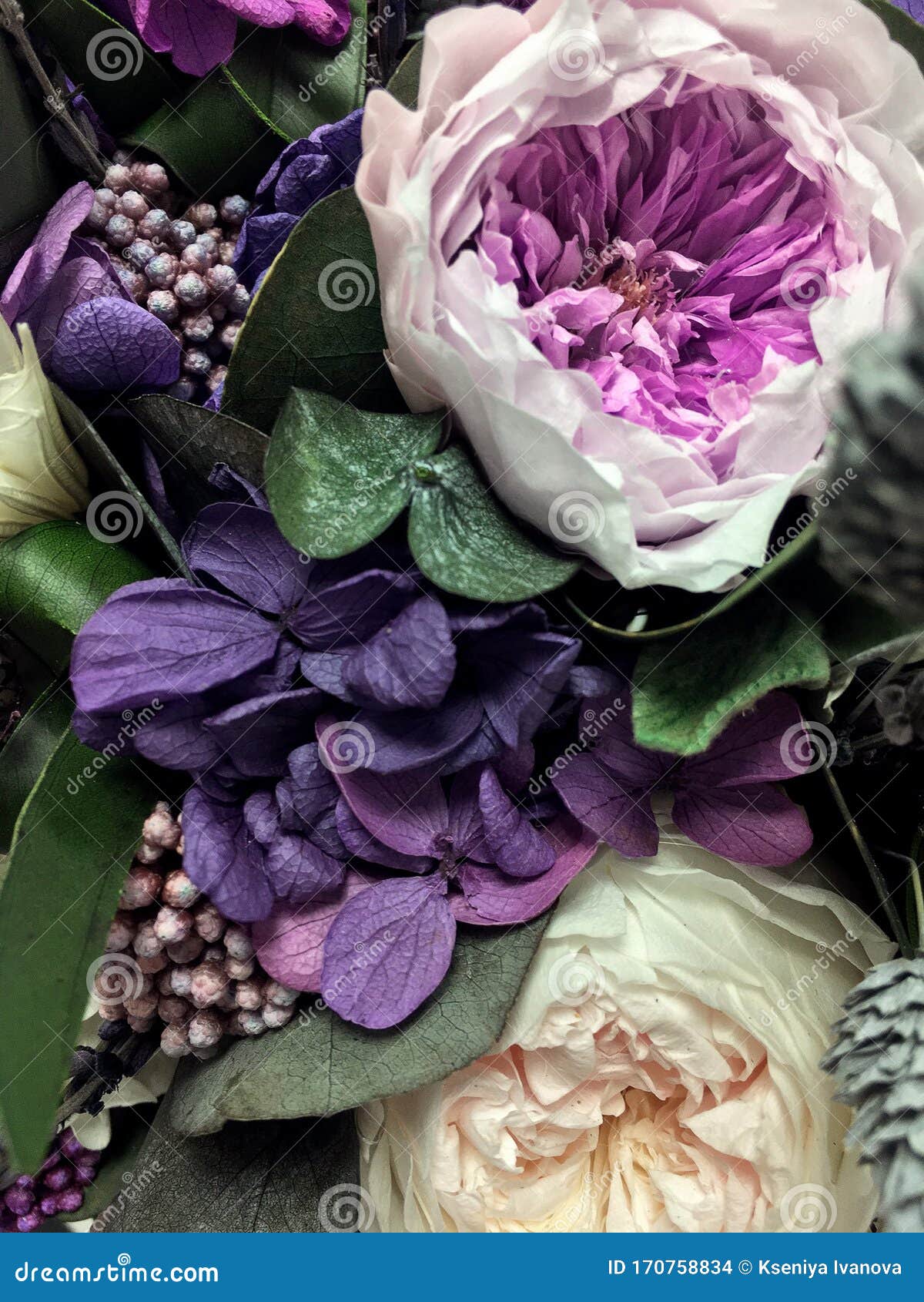 Ramo de flores preservadas y secas con eucalipto