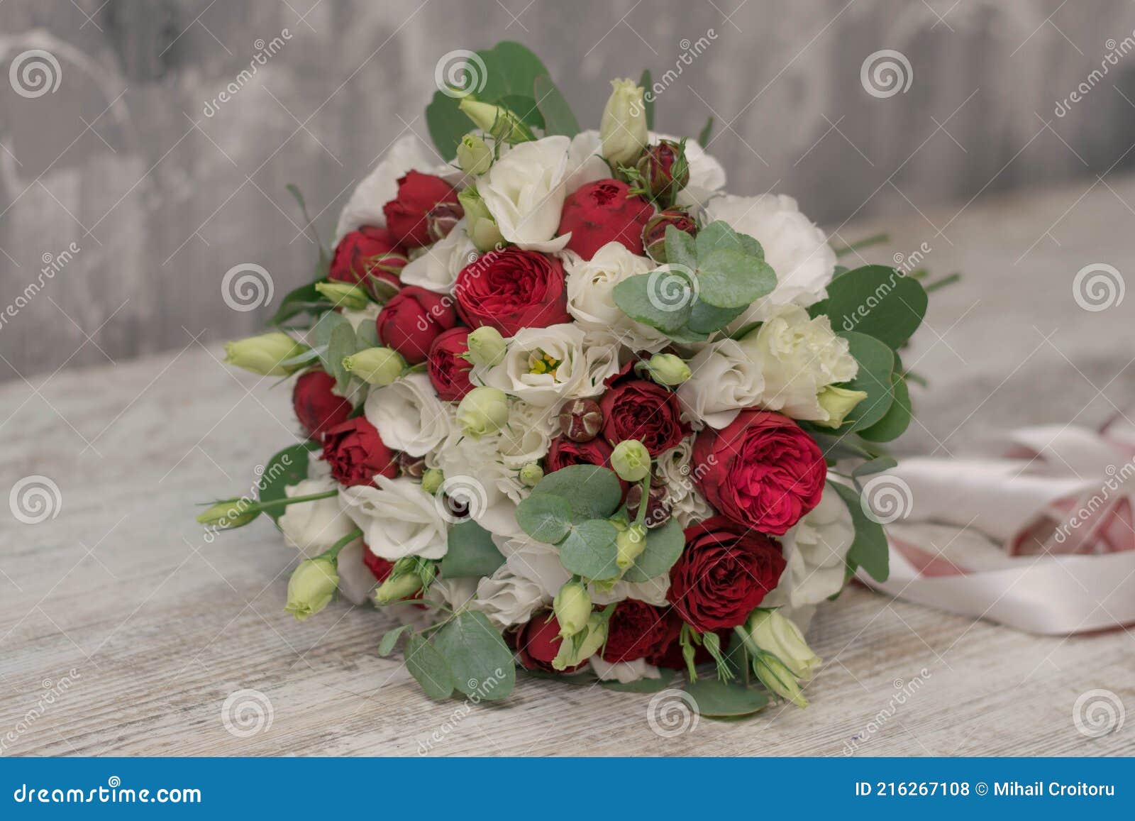 Hermoso Ramo De Novia De Rosas Rojas Lisianthus Blanco Y Eucalipto Sobre  Fondo Gris. Foto de archivo - Imagen de casado, regalo: 216267108