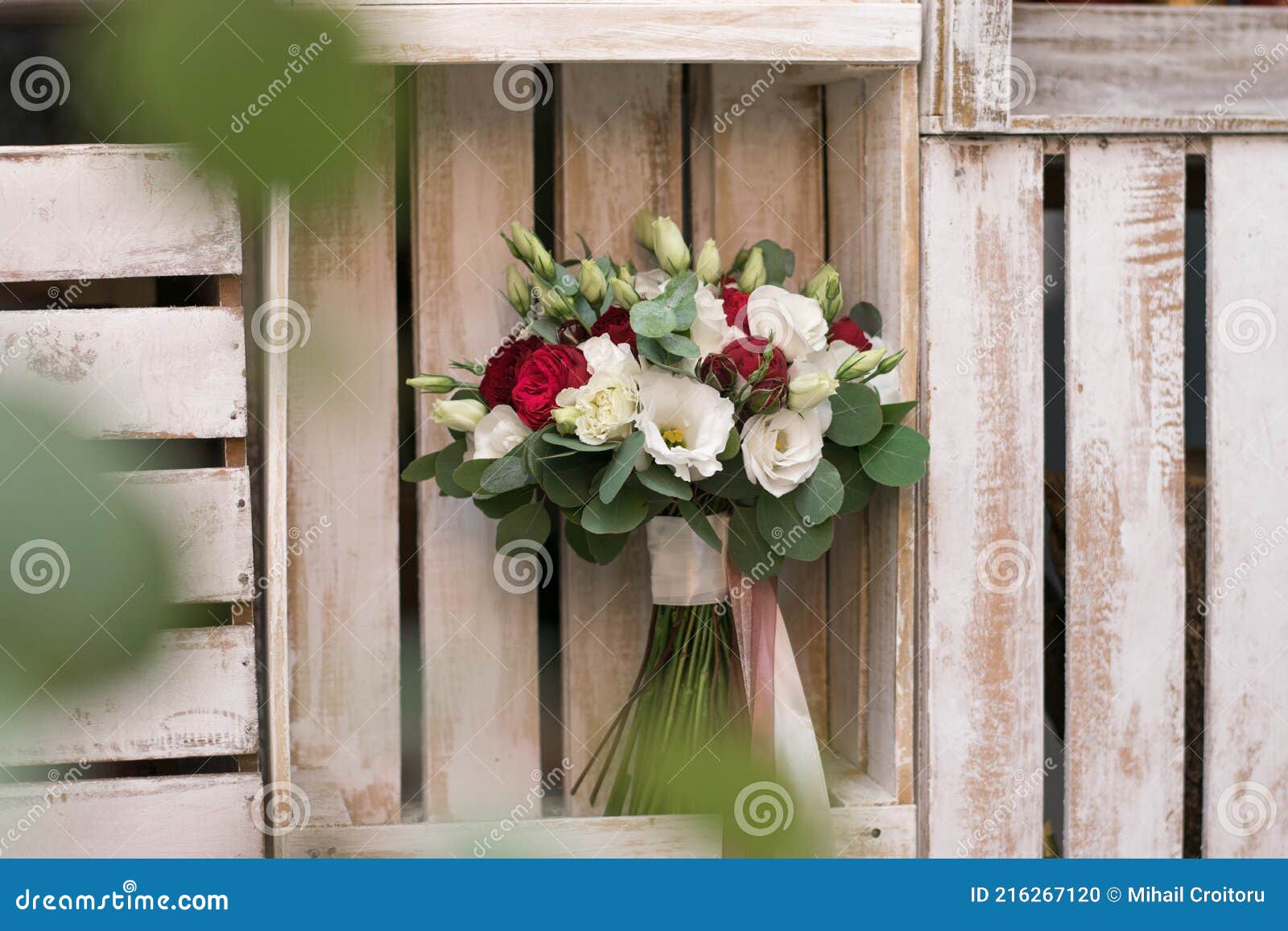 Hermoso Ramo De Novia De Rosas Rojas Lisianthus Blanco Y Eucalipto Sobre  Fondo De Madera. Foto de archivo - Imagen de exterior, nupcial: 216267120