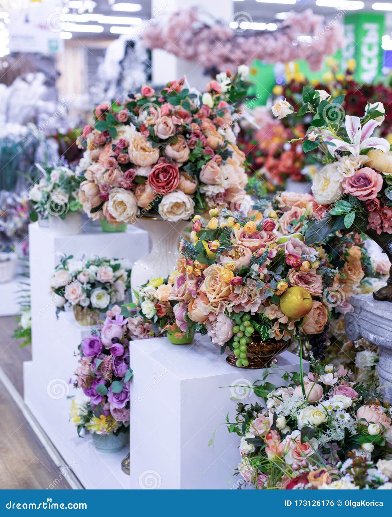 Hermoso Ramo De Rosas Artificiales Con Hojas Y Frutas, Decoración Flor  Artificial Rosa Lila Rosa Ramo Vertical Foto de archivo - Imagen de rosa,  brillante: 173126176