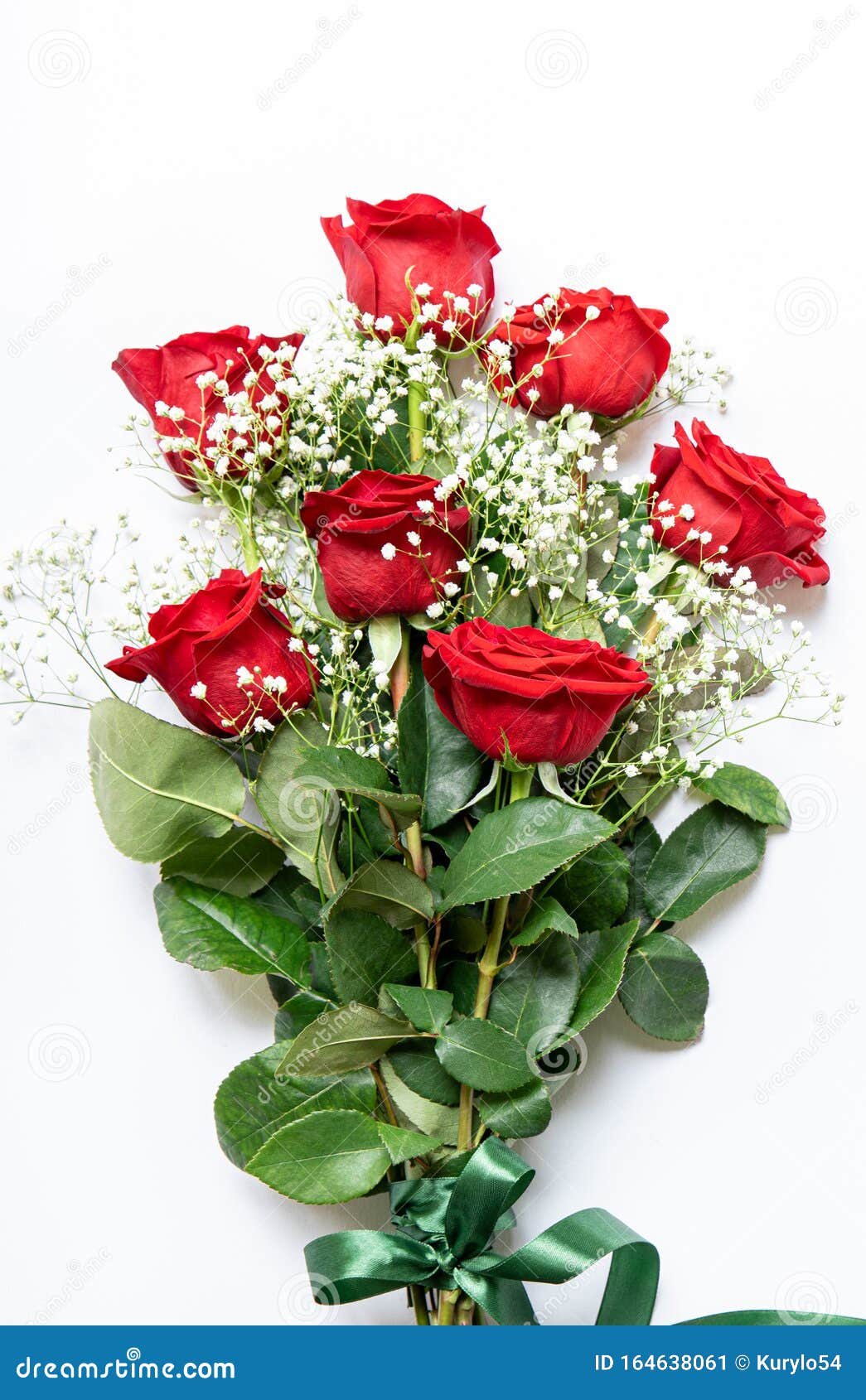 Hermoso Ramo De Rosas Rojas Y Flores Blancas De Aisladas En Un Fondo Blanco, Vista Superior Imagen de - Imagen aislado, flor: 164638061