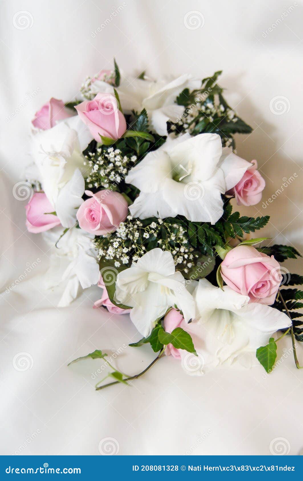 Hermoso Ramo De Rosas Y Azucenas Blancas Y Rosas. Lilio. Foto de archivo -  Imagen de hermoso, flores: 208081328