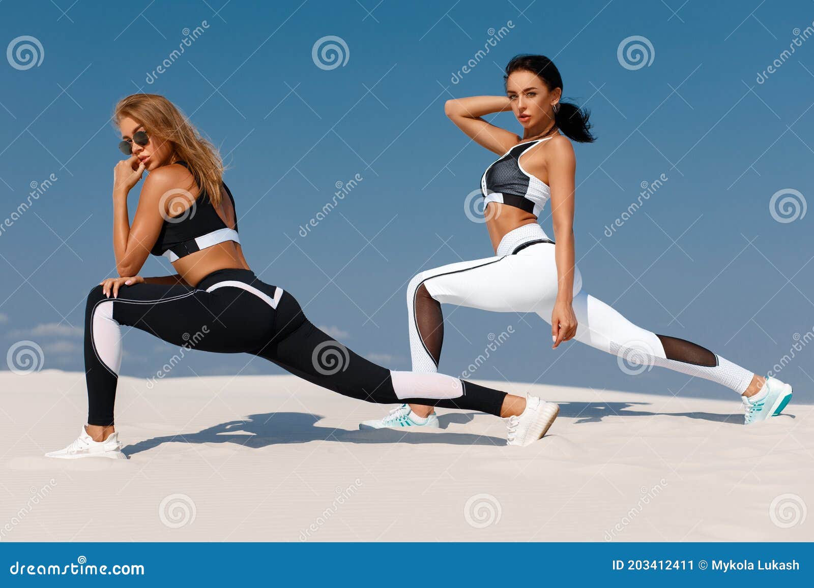 Hermosos Modelos De Fitness En Ropa Deportiva. Pareja De Atléticas En Las  Leggings Al Aire Libre Imagen de archivo - Imagen de hembra, activo:  203412411