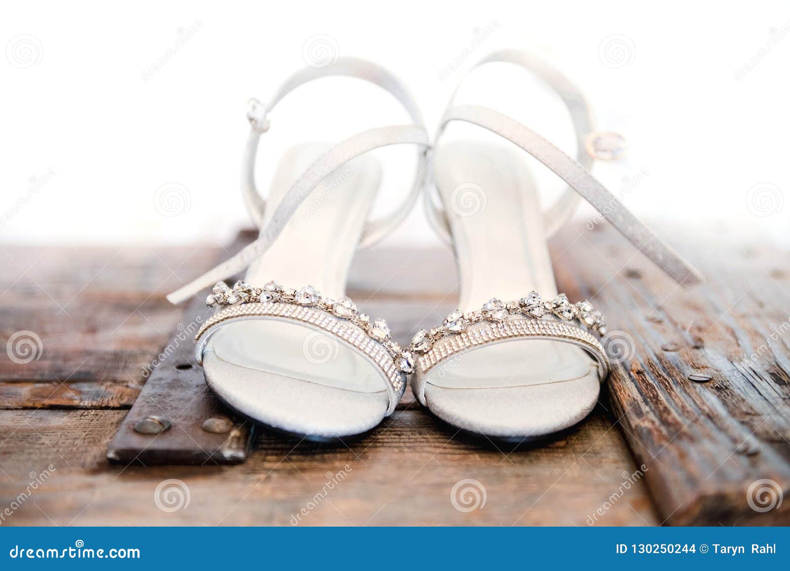 Hermosos Zapatos Brillantes De Boda Diamante Plateado Foto de archivo -  Imagen de novia, ella: 130250244