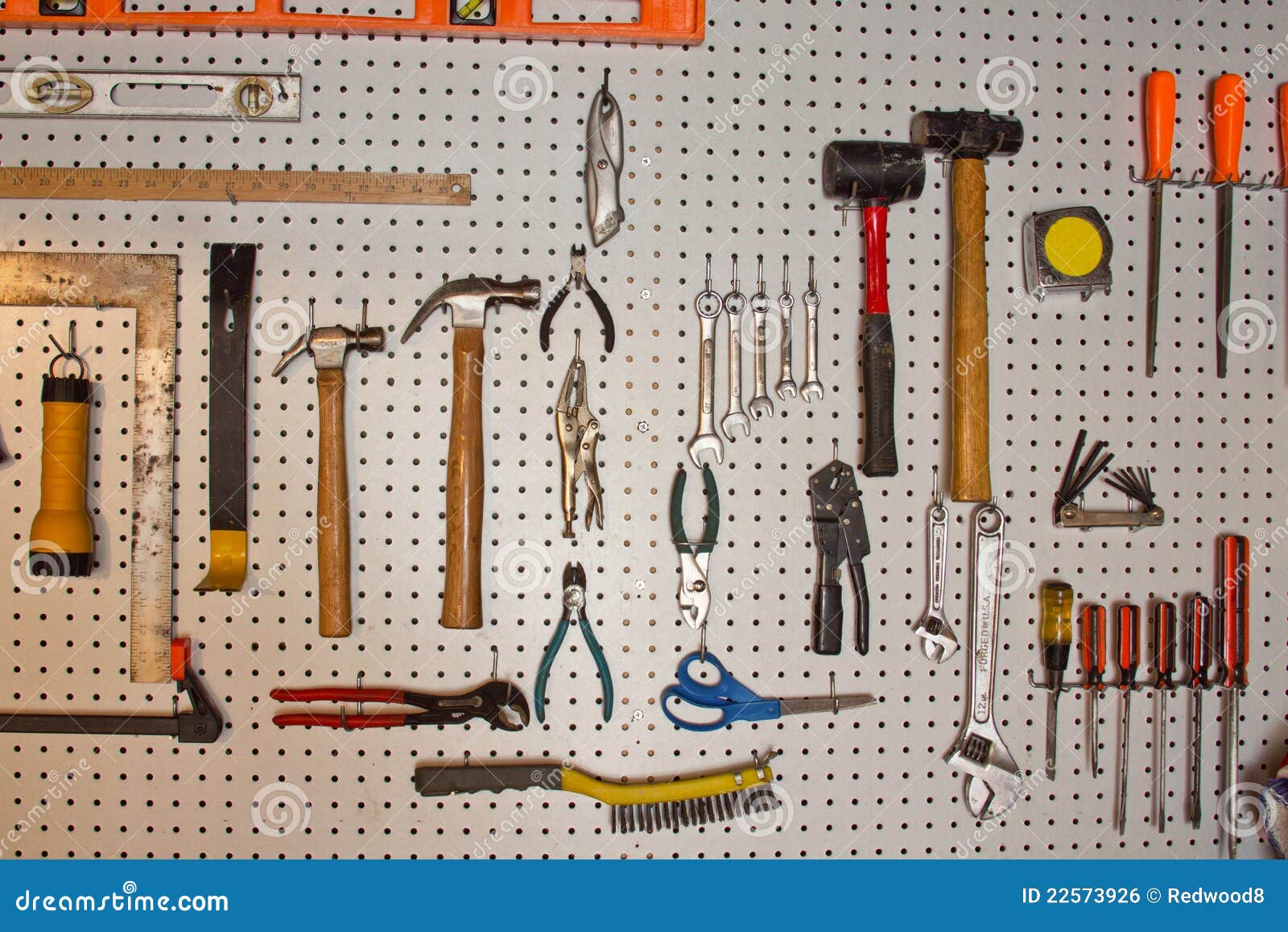 Herramientas en Pegboard foto de archivo. Imagen de herramientas 22573926