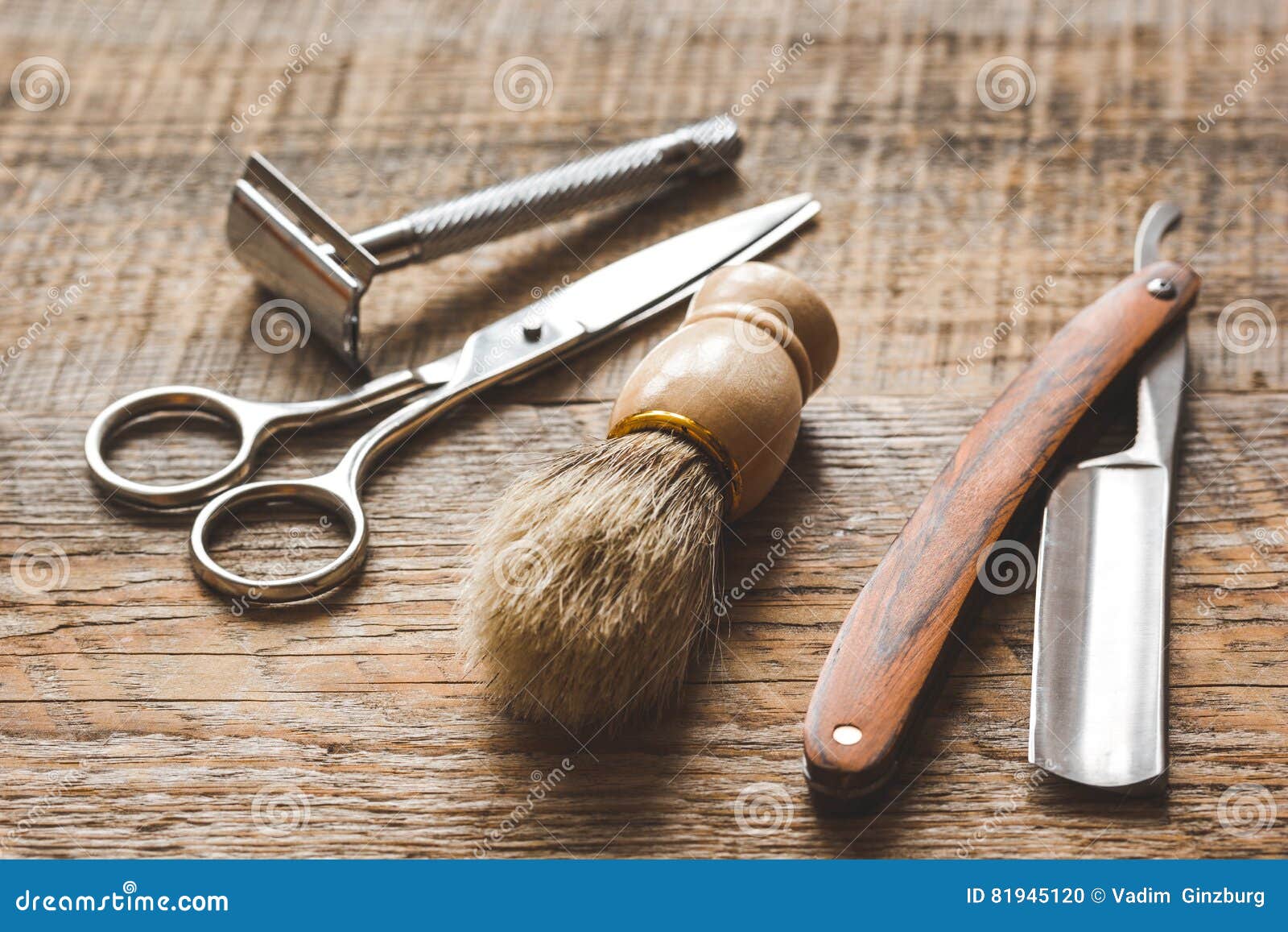 proporción Parecer lb Herramientas Para Cortar La Barbería De La Barba En Fondo De Madera Foto de  archivo - Imagen de sostenido, concepto: 81945120