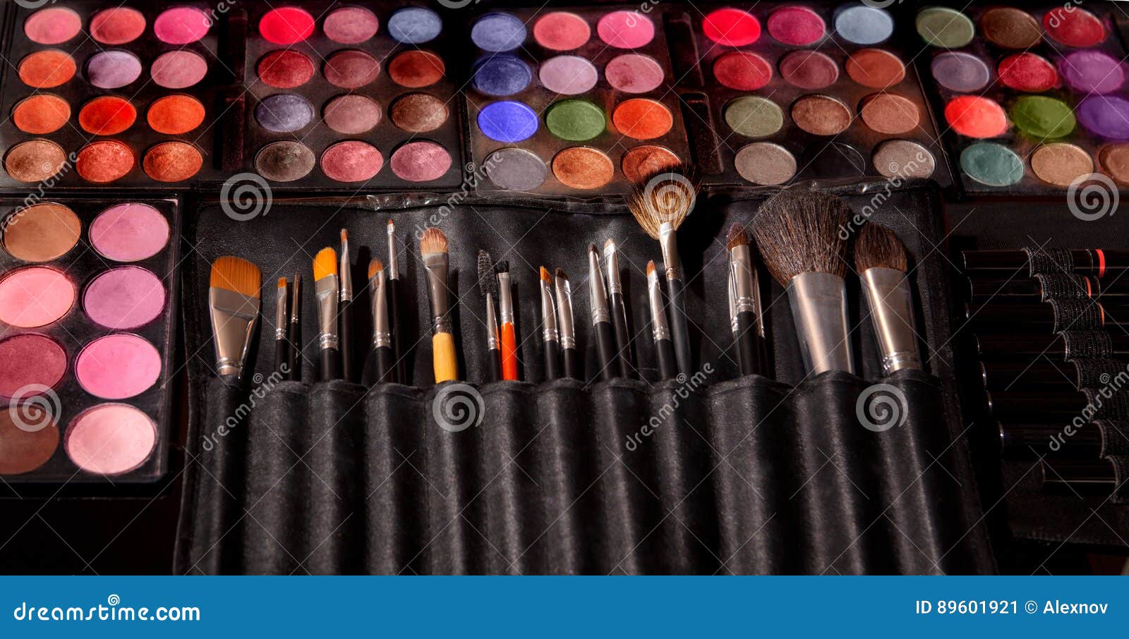 Herramientas Y Pinturas Para El Maquillaje, Plataformas Con Las Sombras Y  Cepillos Imagen de archivo - Imagen de coloreado, paleta: 89601921