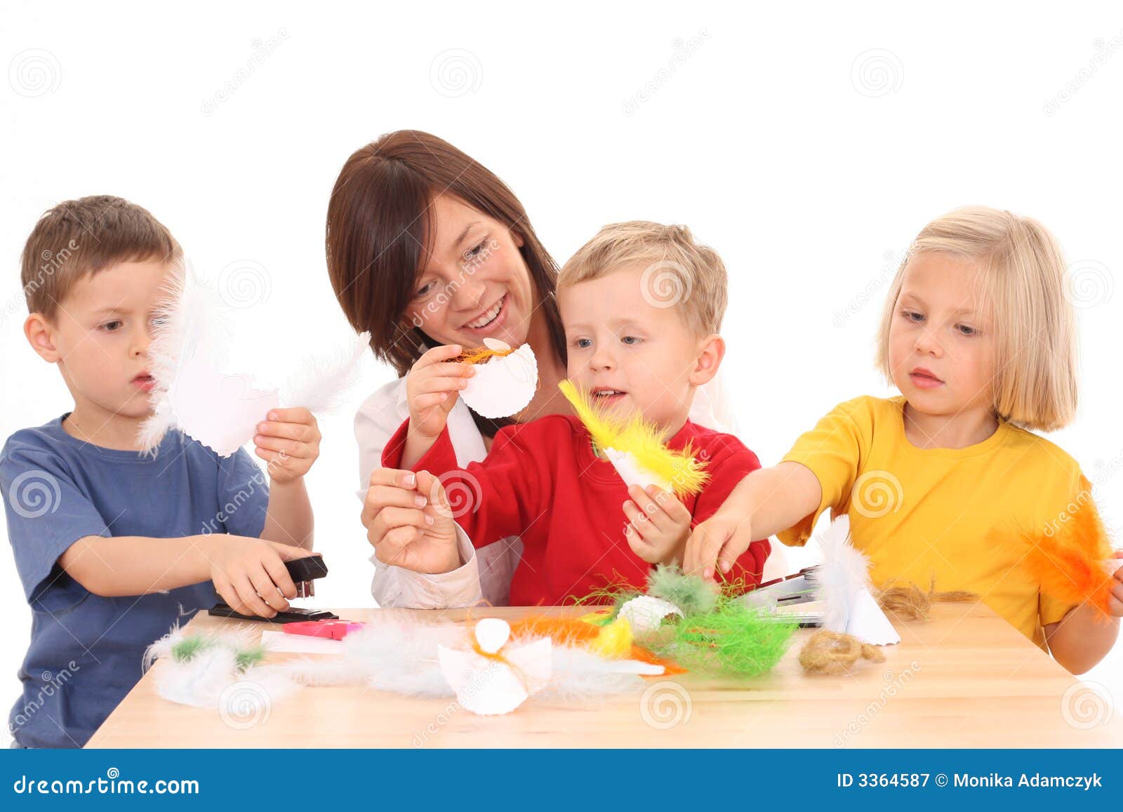 Herstellung von Weihnachtendecoratons. Mutter und Kinder, die Engel vom Papier und von der Feder bilden