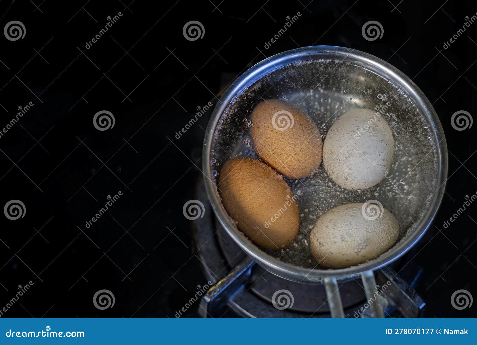 Hervir Huevos En Una Cacerola En La Cocina. Concepto De Alimentación  Saludable Con Cocción De Huevos Imagen de archivo - Imagen de apetitoso,  concepto: 278070177