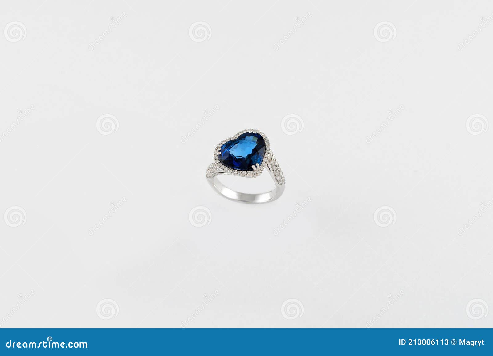 Herz Hat Den Heiligen Ring Blue Saphirs Auf Weißem Hintergrund Isoliert  Wurde. Weißer Goldener Ring Mit Dem Blauen Juwel. Schmuck Stockbild - Bild  von gold, luxuriös: 210006113