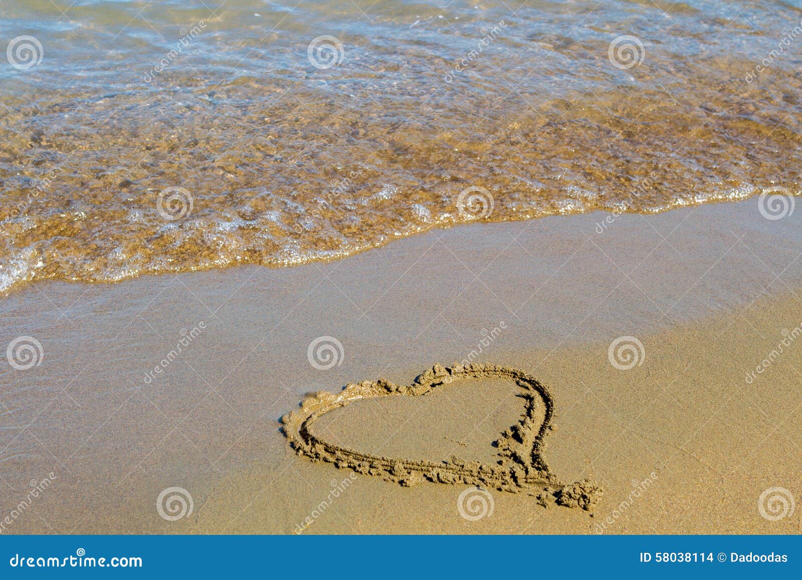 Herz Im Sand Bei Sonnenuntergang Stockfoto Bild Von Sonnenuntergang Sand