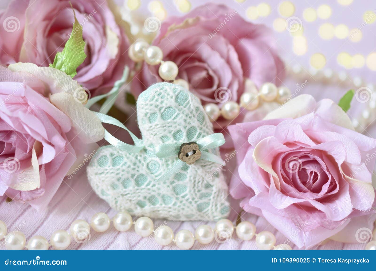 Herz Rosen Und Perlen Als Liebessymbole Stockbild Bild Von Rosen Perlen