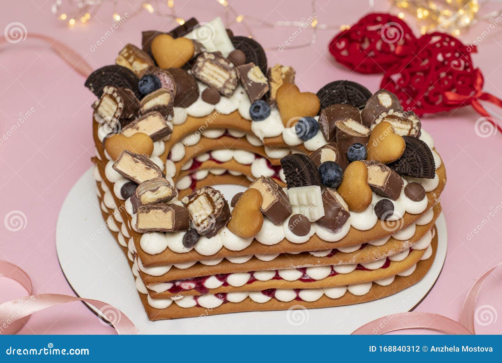Herzformiger Kuchen Auf Rosafrosa Hintergrund Zum Valentinstag Geburtstag Und Muttertag Nahe Stockfoto Bild Von Geburtstag Herzformiger