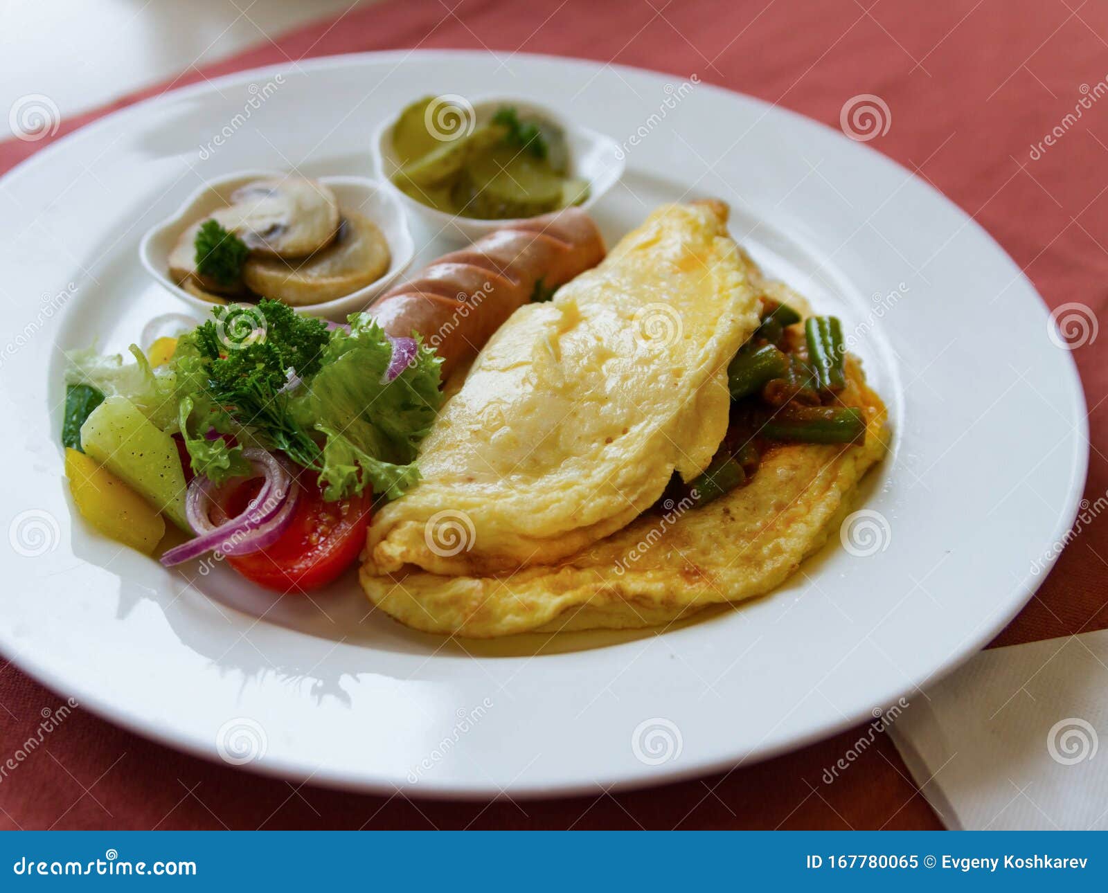 Herzliches Frühstück - Omelette Mit Gebackenen Grünen Bohnen, Würstchen ...