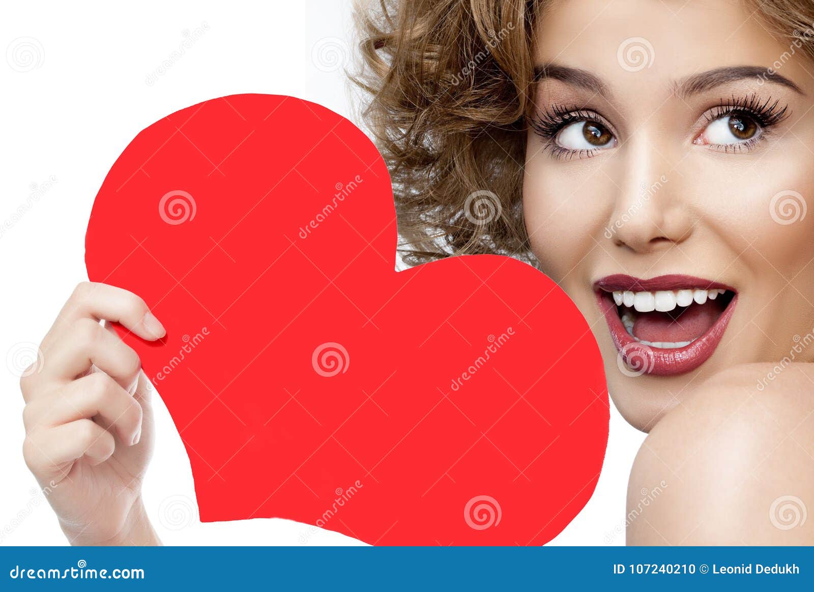 Herzvalentinsgruß ` s der Frauenschönheit rote Liebe. Attraktives lächelndes Porträt der jungen Frau der Schönheit lokalisiert auf Lächelnzahnlippenroter Herzvalentinsgruß ` s der Laternehaut toothy Liebe