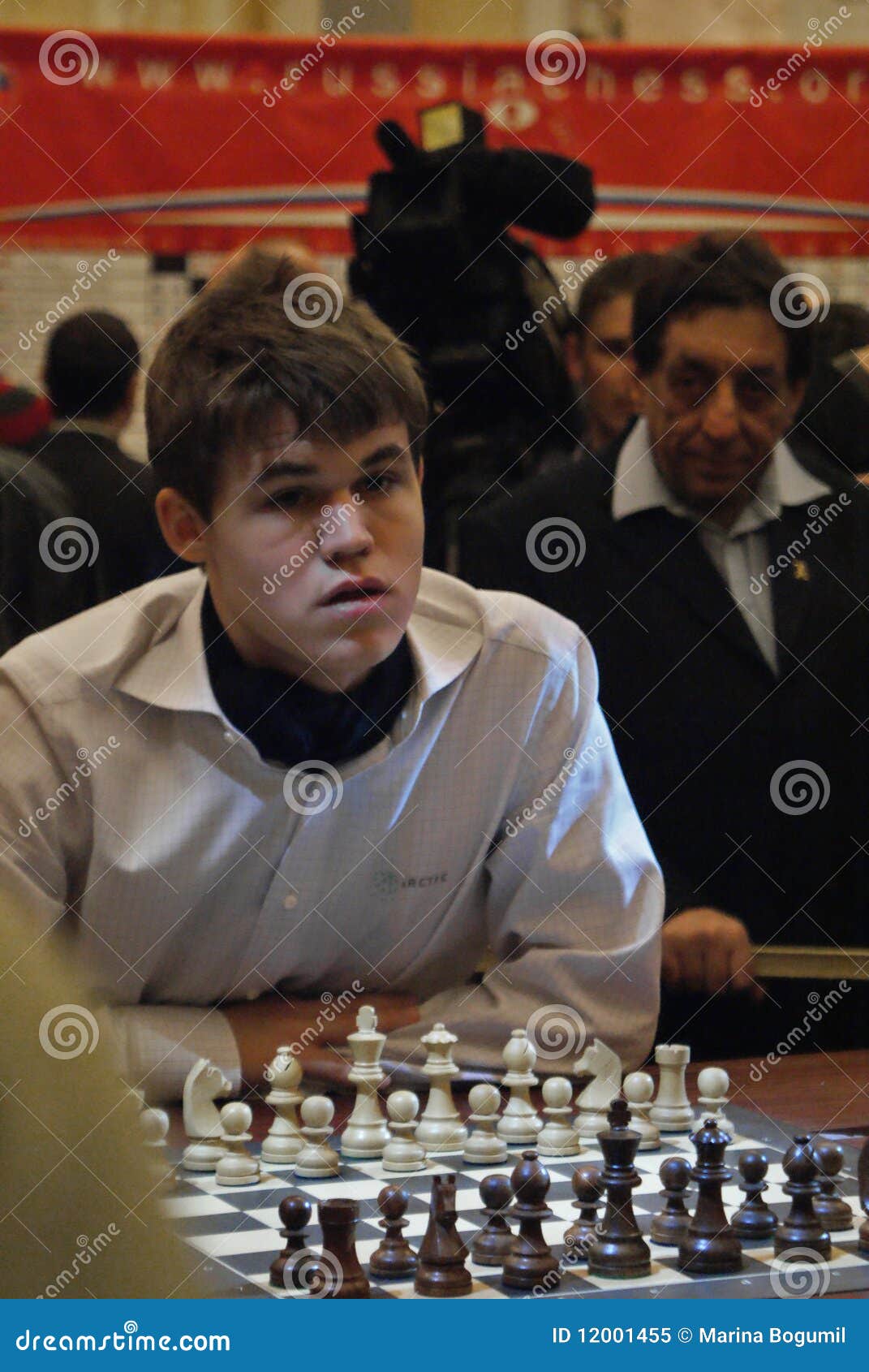 MAGNUS CARLSEN - Placa em caixa de madeira.